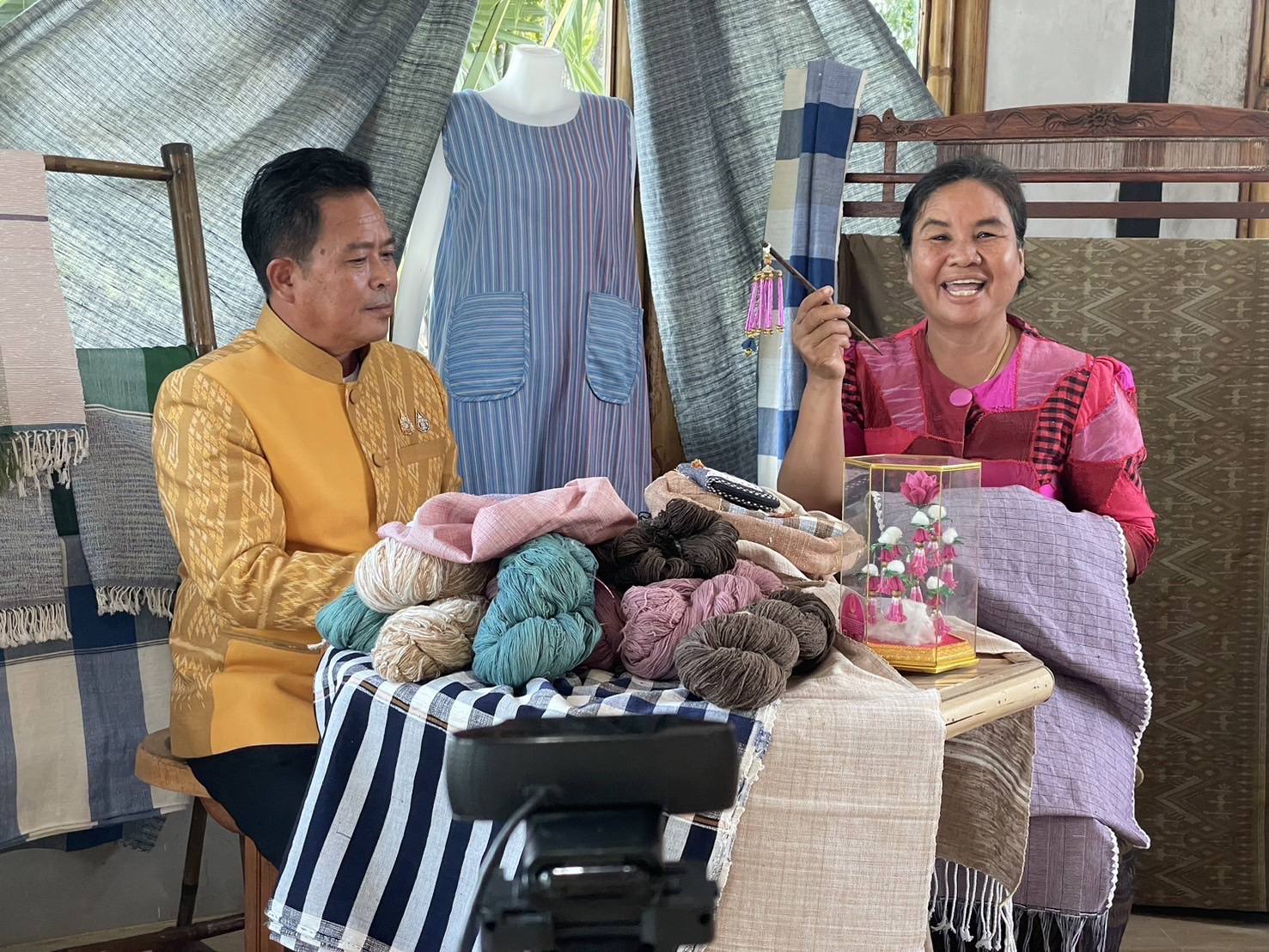 จังหวัดชัยภูมิ Live Action นำเสนอการดำเนินงาน “ผ้าไทยใส่ให้สนุก”ชุมชนภูมิปัญญาเพื่อพัฒนาผลิตภัณฑ์วิสาหกิจชุมชนกลุ่มทอผ้าย้อมสีธรรมชาติหนองบัวแดง