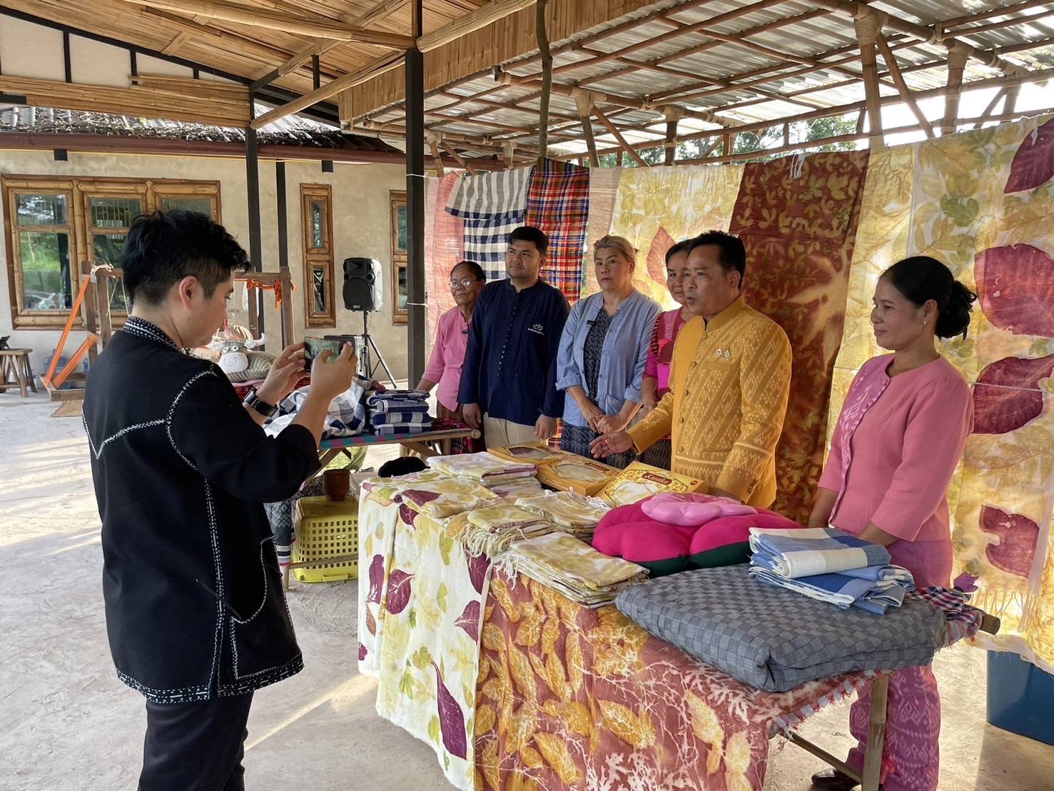จังหวัดชัยภูมิ Live Action นำเสนอการดำเนินงาน “ผ้าไทยใส่ให้สนุก”ชุมชนภูมิปัญญาเพื่อพัฒนาผลิตภัณฑ์วิสาหกิจชุมชนกลุ่มทอผ้าย้อมสีธรรมชาติหนองบัวแดง