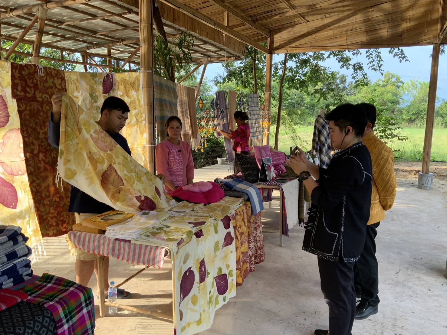 จังหวัดชัยภูมิ Live Action นำเสนอการดำเนินงาน “ผ้าไทยใส่ให้สนุก”ชุมชนภูมิปัญญาเพื่อพัฒนาผลิตภัณฑ์วิสาหกิจชุมชนกลุ่มทอผ้าย้อมสีธรรมชาติหนองบัวแดง