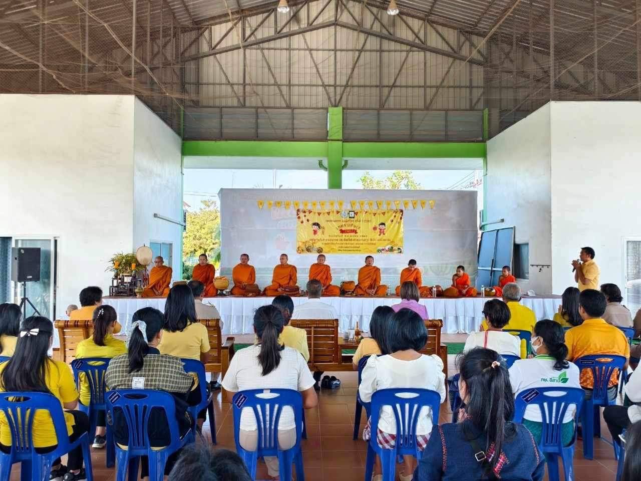 พช.ชัยภูมิ ร่วมทำบุญตักบาตรข้าวสารอาหารแห้ง ในงาน “ตลาดเกษตรกรพบผู้บริโภค” ครั้งที่ 1/2568