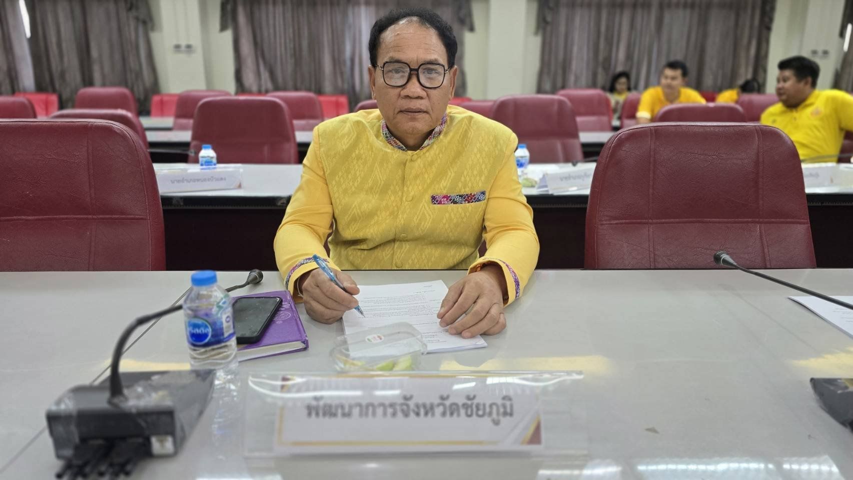 พช.ชัยภูมิ ประชุมติดตามความก้าวหน้าการจัดพิธีอัญเชิญรูปหล่อเจ้าพ่อพญาแลขึ้นประดิษฐาน ณ อาคารศาลเจ้าพ่อพญาแลหลังใหม่ วันจันทร์ที่ 6 กันยายน 2567 เวลา 13.00 น  ณ ห้องประชุมพญาแล ชั้น 5 ศาลากลางจังหวัดชัยภูมิ นายอนันต์  นาคนิยม ผู้ว่าราชการจังหวัดชัยภูมิ เป็นประธานในการประชุม เพื่อเป็นการติดตามความก้าวหน้าในการเตรียมการจัดพิธีอัญเชิญรูปหล่อเจ้าพ่อพญาแลประดิษฐาน ณ อาคารศาลเจ้าพ่อพญาแลหลังใหม่ โดยมีส่วนราชการที่เกี่ยวข้องเข้าร่วมประชุม ในการนี้ นายโดมทอง ดิเรกศิลป์ พัฒนาการจังหวัดชัยภูมิ มอบหมายให้   นายจิรบูลย์ จันปุ่ม ผู้อำนวยการกลุ่มงานสารสนเทศการพัฒนาชุมชน เข้าร่วมประชุม  โดย จังหวัดชัยภูมิ  ได้ดำเนินการก่อสร้างอา คารหลังใหม่ ทดแทนศาลเจ้าพ่อพญาแลหลังเดิมซึ่งมีสภาพทรุดโทรม โดยเริ่มก่อสร้างอาคารในปี พ.ศ.2564 ซึ่งคณะกรรมการศาลเจ้าพ่อพญาแล ได้อัญเชิญรูปหล่อเจ้าพ่อพญาแลไปประดิษฐาน ณ เต็นท์บริเวณศาลเจ้าพ่อพญาแล เพื่อให้ประชาชนและผู้มีจิตศรัทธาได้สักการบูชา และในปี พ.ศ.2567 อาคารศาลเจ้าพ่อพญาแลหลังใหม่ ได้สร้างเสร็จสมบูรณ์แล้ว จังหวัดชัยภูมิ และคณะกรรมการศาลเห็นควรอัญเชิญรูปหล่อเจ้าพ่อพญาแล ขึ้นประดิษฐาน ณ อาคารศาลเจ้าพ่อพญาแลหลังใหม่ เพื่อให้ประชาชนและผู้มีจิตศรัทธาได้กราบไหว้สักการบูชาต่อไป การจัดพิธีอัญเชิญรูปหล่อเจ้าพ่อพญาแล ขึ้นประดิษฐาน ณ อาคารศาลเจ้าพ่อหลังใหม่ ระหว่างวันที่ 11 -20 พฤศจิกายน 2567 เป็นไปด้วยความเรียบร้อย จังหวัดชัยภูมิ #กระทรวงมหาดไทย #บำบัดทุกข์บำรุงสุข #WorldSoilDay #วันดินโลก  #UN #FAO #GlobalSoilPartnership  #SoilandWaterasourceoflife  #SustainableSoilandWaterforbetterlife #ดินดีน้ำดีชีวีมีสุขอย่างยั่งยืน   #SDGsforAll #ChangeforGood #พช_ชัยภูมิ #CNS เศรษฐกิจฐานรากมั่นคง ชุมชนเข้มแข็งอย่างยั่งยืน ด้วยหลักปรัชญาของเศรษฐกิจพอเพียง  ภาพ/ข่าว : ทีมข่าวประชาสัมพันธ์ สำนักงานพัฒนาชุมชนจังหวัดชัยภูมิ