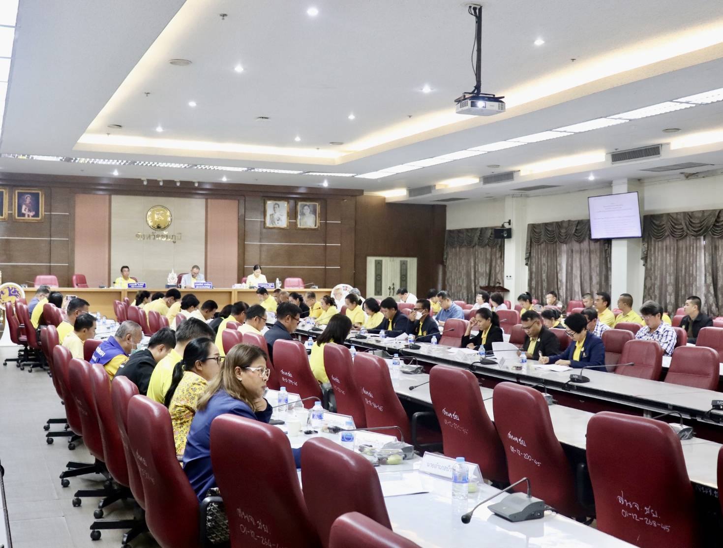 พช.ชัยภูมิ ประชุมติดตามความก้าวหน้าการจัดพิธีอัญเชิญรูปหล่อเจ้าพ่อพญาแลขึ้นประดิษฐาน ณ อาคารศาลเจ้าพ่อพญาแลหลังใหม่ วันจันทร์ที่ 6 กันยายน 2567 เวลา 13.00 น  ณ ห้องประชุมพญาแล ชั้น 5 ศาลากลางจังหวัดชัยภูมิ นายอนันต์  นาคนิยม ผู้ว่าราชการจังหวัดชัยภูมิ เป็นประธานในการประชุม เพื่อเป็นการติดตามความก้าวหน้าในการเตรียมการจัดพิธีอัญเชิญรูปหล่อเจ้าพ่อพญาแลประดิษฐาน ณ อาคารศาลเจ้าพ่อพญาแลหลังใหม่ โดยมีส่วนราชการที่เกี่ยวข้องเข้าร่วมประชุม ในการนี้ นายโดมทอง ดิเรกศิลป์ พัฒนาการจังหวัดชัยภูมิ มอบหมายให้   นายจิรบูลย์ จันปุ่ม ผู้อำนวยการกลุ่มงานสารสนเทศการพัฒนาชุมชน เข้าร่วมประชุม  โดย จังหวัดชัยภูมิ  ได้ดำเนินการก่อสร้างอา คารหลังใหม่ ทดแทนศาลเจ้าพ่อพญาแลหลังเดิมซึ่งมีสภาพทรุดโทรม โดยเริ่มก่อสร้างอาคารในปี พ.ศ.2564 ซึ่งคณะกรรมการศาลเจ้าพ่อพญาแล ได้อัญเชิญรูปหล่อเจ้าพ่อพญาแลไปประดิษฐาน ณ เต็นท์บริเวณศาลเจ้าพ่อพญาแล เพื่อให้ประชาชนและผู้มีจิตศรัทธาได้สักการบูชา และในปี พ.ศ.2567 อาคารศาลเจ้าพ่อพญาแลหลังใหม่ ได้สร้างเสร็จสมบูรณ์แล้ว จังหวัดชัยภูมิ และคณะกรรมการศาลเห็นควรอัญเชิญรูปหล่อเจ้าพ่อพญาแล ขึ้นประดิษฐาน ณ อาคารศาลเจ้าพ่อพญาแลหลังใหม่ เพื่อให้ประชาชนและผู้มีจิตศรัทธาได้กราบไหว้สักการบูชาต่อไป การจัดพิธีอัญเชิญรูปหล่อเจ้าพ่อพญาแล ขึ้นประดิษฐาน ณ อาคารศาลเจ้าพ่อหลังใหม่ ระหว่างวันที่ 11 -20 พฤศจิกายน 2567 เป็นไปด้วยความเรียบร้อย จังหวัดชัยภูมิ #กระทรวงมหาดไทย #บำบัดทุกข์บำรุงสุข #WorldSoilDay #วันดินโลก  #UN #FAO #GlobalSoilPartnership  #SoilandWaterasourceoflife  #SustainableSoilandWaterforbetterlife #ดินดีน้ำดีชีวีมีสุขอย่างยั่งยืน   #SDGsforAll #ChangeforGood #พช_ชัยภูมิ #CNS เศรษฐกิจฐานรากมั่นคง ชุมชนเข้มแข็งอย่างยั่งยืน ด้วยหลักปรัชญาของเศรษฐกิจพอเพียง  ภาพ/ข่าว : ทีมข่าวประชาสัมพันธ์ สำนักงานพัฒนาชุมชนจังหวัดชัยภูมิ