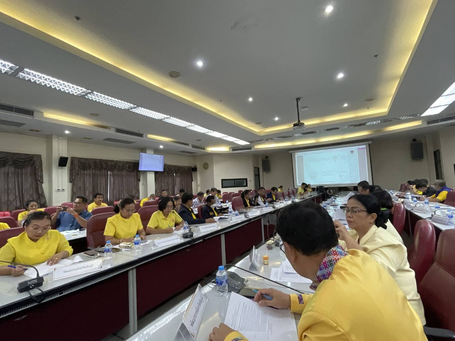 พช.ชัยภูมิ ประชุมติดตามความก้าวหน้าการจัดพิธีอัญเชิญรูปหล่อเจ้าพ่อพญาแลขึ้นประดิษฐาน ณ อาคารศาลเจ้าพ่อพญาแลหลังใหม่ วันจันทร์ที่ 6 กันยายน 2567 เวลา 13.00 น  ณ ห้องประชุมพญาแล ชั้น 5 ศาลากลางจังหวัดชัยภูมิ นายอนันต์  นาคนิยม ผู้ว่าราชการจังหวัดชัยภูมิ เป็นประธานในการประชุม เพื่อเป็นการติดตามความก้าวหน้าในการเตรียมการจัดพิธีอัญเชิญรูปหล่อเจ้าพ่อพญาแลประดิษฐาน ณ อาคารศาลเจ้าพ่อพญาแลหลังใหม่ โดยมีส่วนราชการที่เกี่ยวข้องเข้าร่วมประชุม ในการนี้ นายโดมทอง ดิเรกศิลป์ พัฒนาการจังหวัดชัยภูมิ มอบหมายให้   นายจิรบูลย์ จันปุ่ม ผู้อำนวยการกลุ่มงานสารสนเทศการพัฒนาชุมชน เข้าร่วมประชุม  โดย จังหวัดชัยภูมิ  ได้ดำเนินการก่อสร้างอา คารหลังใหม่ ทดแทนศาลเจ้าพ่อพญาแลหลังเดิมซึ่งมีสภาพทรุดโทรม โดยเริ่มก่อสร้างอาคารในปี พ.ศ.2564 ซึ่งคณะกรรมการศาลเจ้าพ่อพญาแล ได้อัญเชิญรูปหล่อเจ้าพ่อพญาแลไปประดิษฐาน ณ เต็นท์บริเวณศาลเจ้าพ่อพญาแล เพื่อให้ประชาชนและผู้มีจิตศรัทธาได้สักการบูชา และในปี พ.ศ.2567 อาคารศาลเจ้าพ่อพญาแลหลังใหม่ ได้สร้างเสร็จสมบูรณ์แล้ว จังหวัดชัยภูมิ และคณะกรรมการศาลเห็นควรอัญเชิญรูปหล่อเจ้าพ่อพญาแล ขึ้นประดิษฐาน ณ อาคารศาลเจ้าพ่อพญาแลหลังใหม่ เพื่อให้ประชาชนและผู้มีจิตศรัทธาได้กราบไหว้สักการบูชาต่อไป การจัดพิธีอัญเชิญรูปหล่อเจ้าพ่อพญาแล ขึ้นประดิษฐาน ณ อาคารศาลเจ้าพ่อหลังใหม่ ระหว่างวันที่ 11 -20 พฤศจิกายน 2567 เป็นไปด้วยความเรียบร้อย จังหวัดชัยภูมิ #กระทรวงมหาดไทย #บำบัดทุกข์บำรุงสุข #WorldSoilDay #วันดินโลก  #UN #FAO #GlobalSoilPartnership  #SoilandWaterasourceoflife  #SustainableSoilandWaterforbetterlife #ดินดีน้ำดีชีวีมีสุขอย่างยั่งยืน   #SDGsforAll #ChangeforGood #พช_ชัยภูมิ #CNS เศรษฐกิจฐานรากมั่นคง ชุมชนเข้มแข็งอย่างยั่งยืน ด้วยหลักปรัชญาของเศรษฐกิจพอเพียง  ภาพ/ข่าว : ทีมข่าวประชาสัมพันธ์ สำนักงานพัฒนาชุมชนจังหวัดชัยภูมิ