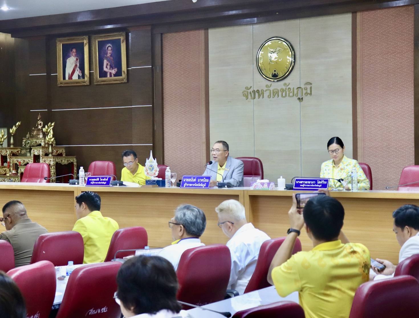 พช.ชัยภูมิ ประชุมติดตามความก้าวหน้าการจัดพิธีอัญเชิญรูปหล่อเจ้าพ่อพญาแลขึ้นประดิษฐาน ณ อาคารศาลเจ้าพ่อพญาแลหลังใหม่ วันจันทร์ที่ 6 กันยายน 2567 เวลา 13.00 น  ณ ห้องประชุมพญาแล ชั้น 5 ศาลากลางจังหวัดชัยภูมิ นายอนันต์  นาคนิยม ผู้ว่าราชการจังหวัดชัยภูมิ เป็นประธานในการประชุม เพื่อเป็นการติดตามความก้าวหน้าในการเตรียมการจัดพิธีอัญเชิญรูปหล่อเจ้าพ่อพญาแลประดิษฐาน ณ อาคารศาลเจ้าพ่อพญาแลหลังใหม่ โดยมีส่วนราชการที่เกี่ยวข้องเข้าร่วมประชุม ในการนี้ นายโดมทอง ดิเรกศิลป์ พัฒนาการจังหวัดชัยภูมิ มอบหมายให้   นายจิรบูลย์ จันปุ่ม ผู้อำนวยการกลุ่มงานสารสนเทศการพัฒนาชุมชน เข้าร่วมประชุม  โดย จังหวัดชัยภูมิ  ได้ดำเนินการก่อสร้างอา คารหลังใหม่ ทดแทนศาลเจ้าพ่อพญาแลหลังเดิมซึ่งมีสภาพทรุดโทรม โดยเริ่มก่อสร้างอาคารในปี พ.ศ.2564 ซึ่งคณะกรรมการศาลเจ้าพ่อพญาแล ได้อัญเชิญรูปหล่อเจ้าพ่อพญาแลไปประดิษฐาน ณ เต็นท์บริเวณศาลเจ้าพ่อพญาแล เพื่อให้ประชาชนและผู้มีจิตศรัทธาได้สักการบูชา และในปี พ.ศ.2567 อาคารศาลเจ้าพ่อพญาแลหลังใหม่ ได้สร้างเสร็จสมบูรณ์แล้ว จังหวัดชัยภูมิ และคณะกรรมการศาลเห็นควรอัญเชิญรูปหล่อเจ้าพ่อพญาแล ขึ้นประดิษฐาน ณ อาคารศาลเจ้าพ่อพญาแลหลังใหม่ เพื่อให้ประชาชนและผู้มีจิตศรัทธาได้กราบไหว้สักการบูชาต่อไป การจัดพิธีอัญเชิญรูปหล่อเจ้าพ่อพญาแล ขึ้นประดิษฐาน ณ อาคารศาลเจ้าพ่อหลังใหม่ ระหว่างวันที่ 11 -20 พฤศจิกายน 2567 เป็นไปด้วยความเรียบร้อย จังหวัดชัยภูมิ #กระทรวงมหาดไทย #บำบัดทุกข์บำรุงสุข #WorldSoilDay #วันดินโลก  #UN #FAO #GlobalSoilPartnership  #SoilandWaterasourceoflife  #SustainableSoilandWaterforbetterlife #ดินดีน้ำดีชีวีมีสุขอย่างยั่งยืน   #SDGsforAll #ChangeforGood #พช_ชัยภูมิ #CNS เศรษฐกิจฐานรากมั่นคง ชุมชนเข้มแข็งอย่างยั่งยืน ด้วยหลักปรัชญาของเศรษฐกิจพอเพียง  ภาพ/ข่าว : ทีมข่าวประชาสัมพันธ์ สำนักงานพัฒนาชุมชนจังหวัดชัยภูมิ