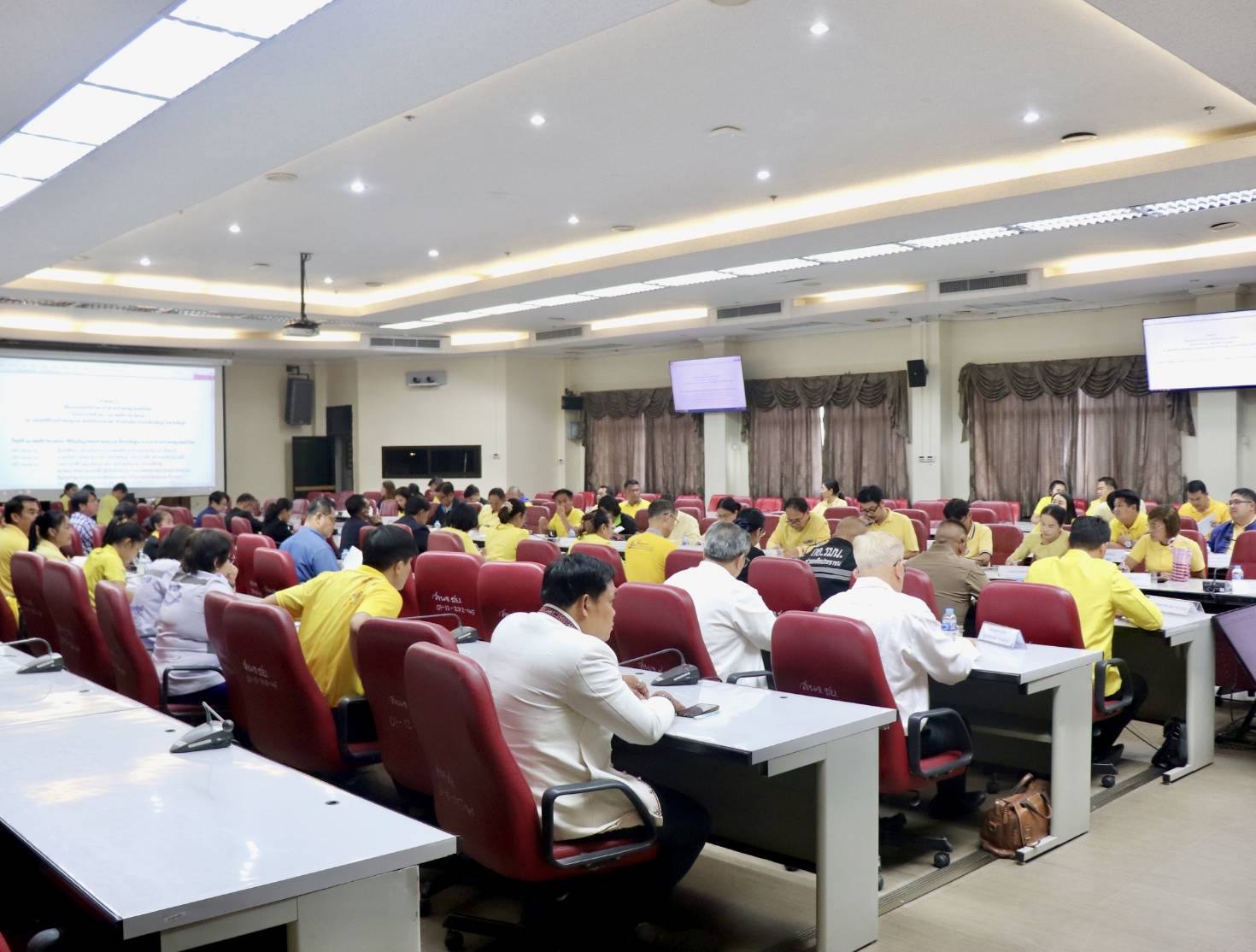 พช.ชัยภูมิ ประชุมติดตามความก้าวหน้าการจัดพิธีอัญเชิญรูปหล่อเจ้าพ่อพญาแลขึ้นประดิษฐาน ณ อาคารศาลเจ้าพ่อพญาแลหลังใหม่ วันจันทร์ที่ 6 กันยายน 2567 เวลา 13.00 น  ณ ห้องประชุมพญาแล ชั้น 5 ศาลากลางจังหวัดชัยภูมิ นายอนันต์  นาคนิยม ผู้ว่าราชการจังหวัดชัยภูมิ เป็นประธานในการประชุม เพื่อเป็นการติดตามความก้าวหน้าในการเตรียมการจัดพิธีอัญเชิญรูปหล่อเจ้าพ่อพญาแลประดิษฐาน ณ อาคารศาลเจ้าพ่อพญาแลหลังใหม่ โดยมีส่วนราชการที่เกี่ยวข้องเข้าร่วมประชุม ในการนี้ นายโดมทอง ดิเรกศิลป์ พัฒนาการจังหวัดชัยภูมิ มอบหมายให้   นายจิรบูลย์ จันปุ่ม ผู้อำนวยการกลุ่มงานสารสนเทศการพัฒนาชุมชน เข้าร่วมประชุม  โดย จังหวัดชัยภูมิ  ได้ดำเนินการก่อสร้างอา คารหลังใหม่ ทดแทนศาลเจ้าพ่อพญาแลหลังเดิมซึ่งมีสภาพทรุดโทรม โดยเริ่มก่อสร้างอาคารในปี พ.ศ.2564 ซึ่งคณะกรรมการศาลเจ้าพ่อพญาแล ได้อัญเชิญรูปหล่อเจ้าพ่อพญาแลไปประดิษฐาน ณ เต็นท์บริเวณศาลเจ้าพ่อพญาแล เพื่อให้ประชาชนและผู้มีจิตศรัทธาได้สักการบูชา และในปี พ.ศ.2567 อาคารศาลเจ้าพ่อพญาแลหลังใหม่ ได้สร้างเสร็จสมบูรณ์แล้ว จังหวัดชัยภูมิ และคณะกรรมการศาลเห็นควรอัญเชิญรูปหล่อเจ้าพ่อพญาแล ขึ้นประดิษฐาน ณ อาคารศาลเจ้าพ่อพญาแลหลังใหม่ เพื่อให้ประชาชนและผู้มีจิตศรัทธาได้กราบไหว้สักการบูชาต่อไป การจัดพิธีอัญเชิญรูปหล่อเจ้าพ่อพญาแล ขึ้นประดิษฐาน ณ อาคารศาลเจ้าพ่อหลังใหม่ ระหว่างวันที่ 11 -20 พฤศจิกายน 2567 เป็นไปด้วยความเรียบร้อย จังหวัดชัยภูมิ #กระทรวงมหาดไทย #บำบัดทุกข์บำรุงสุข #WorldSoilDay #วันดินโลก  #UN #FAO #GlobalSoilPartnership  #SoilandWaterasourceoflife  #SustainableSoilandWaterforbetterlife #ดินดีน้ำดีชีวีมีสุขอย่างยั่งยืน   #SDGsforAll #ChangeforGood #พช_ชัยภูมิ #CNS เศรษฐกิจฐานรากมั่นคง ชุมชนเข้มแข็งอย่างยั่งยืน ด้วยหลักปรัชญาของเศรษฐกิจพอเพียง  ภาพ/ข่าว : ทีมข่าวประชาสัมพันธ์ สำนักงานพัฒนาชุมชนจังหวัดชัยภูมิ