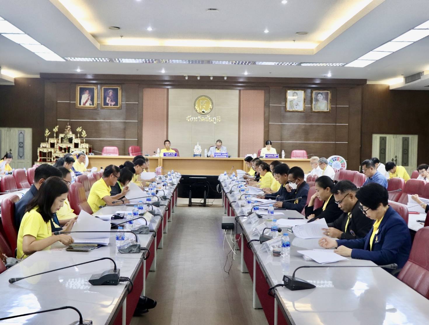 พช.ชัยภูมิ ประชุมติดตามความก้าวหน้าการจัดพิธีอัญเชิญรูปหล่อเจ้าพ่อพญาแลขึ้นประดิษฐาน ณ อาคารศาลเจ้าพ่อพญาแลหลังใหม่ วันจันทร์ที่ 6 กันยายน 2567 เวลา 13.00 น  ณ ห้องประชุมพญาแล ชั้น 5 ศาลากลางจังหวัดชัยภูมิ นายอนันต์  นาคนิยม ผู้ว่าราชการจังหวัดชัยภูมิ เป็นประธานในการประชุม เพื่อเป็นการติดตามความก้าวหน้าในการเตรียมการจัดพิธีอัญเชิญรูปหล่อเจ้าพ่อพญาแลประดิษฐาน ณ อาคารศาลเจ้าพ่อพญาแลหลังใหม่ โดยมีส่วนราชการที่เกี่ยวข้องเข้าร่วมประชุม ในการนี้ นายโดมทอง ดิเรกศิลป์ พัฒนาการจังหวัดชัยภูมิ มอบหมายให้   นายจิรบูลย์ จันปุ่ม ผู้อำนวยการกลุ่มงานสารสนเทศการพัฒนาชุมชน เข้าร่วมประชุม  โดย จังหวัดชัยภูมิ  ได้ดำเนินการก่อสร้างอา คารหลังใหม่ ทดแทนศาลเจ้าพ่อพญาแลหลังเดิมซึ่งมีสภาพทรุดโทรม โดยเริ่มก่อสร้างอาคารในปี พ.ศ.2564 ซึ่งคณะกรรมการศาลเจ้าพ่อพญาแล ได้อัญเชิญรูปหล่อเจ้าพ่อพญาแลไปประดิษฐาน ณ เต็นท์บริเวณศาลเจ้าพ่อพญาแล เพื่อให้ประชาชนและผู้มีจิตศรัทธาได้สักการบูชา และในปี พ.ศ.2567 อาคารศาลเจ้าพ่อพญาแลหลังใหม่ ได้สร้างเสร็จสมบูรณ์แล้ว จังหวัดชัยภูมิ และคณะกรรมการศาลเห็นควรอัญเชิญรูปหล่อเจ้าพ่อพญาแล ขึ้นประดิษฐาน ณ อาคารศาลเจ้าพ่อพญาแลหลังใหม่ เพื่อให้ประชาชนและผู้มีจิตศรัทธาได้กราบไหว้สักการบูชาต่อไป การจัดพิธีอัญเชิญรูปหล่อเจ้าพ่อพญาแล ขึ้นประดิษฐาน ณ อาคารศาลเจ้าพ่อหลังใหม่ ระหว่างวันที่ 11 -20 พฤศจิกายน 2567 เป็นไปด้วยความเรียบร้อย จังหวัดชัยภูมิ #กระทรวงมหาดไทย #บำบัดทุกข์บำรุงสุข #WorldSoilDay #วันดินโลก  #UN #FAO #GlobalSoilPartnership  #SoilandWaterasourceoflife  #SustainableSoilandWaterforbetterlife #ดินดีน้ำดีชีวีมีสุขอย่างยั่งยืน   #SDGsforAll #ChangeforGood #พช_ชัยภูมิ #CNS เศรษฐกิจฐานรากมั่นคง ชุมชนเข้มแข็งอย่างยั่งยืน ด้วยหลักปรัชญาของเศรษฐกิจพอเพียง  ภาพ/ข่าว : ทีมข่าวประชาสัมพันธ์ สำนักงานพัฒนาชุมชนจังหวัดชัยภูมิ