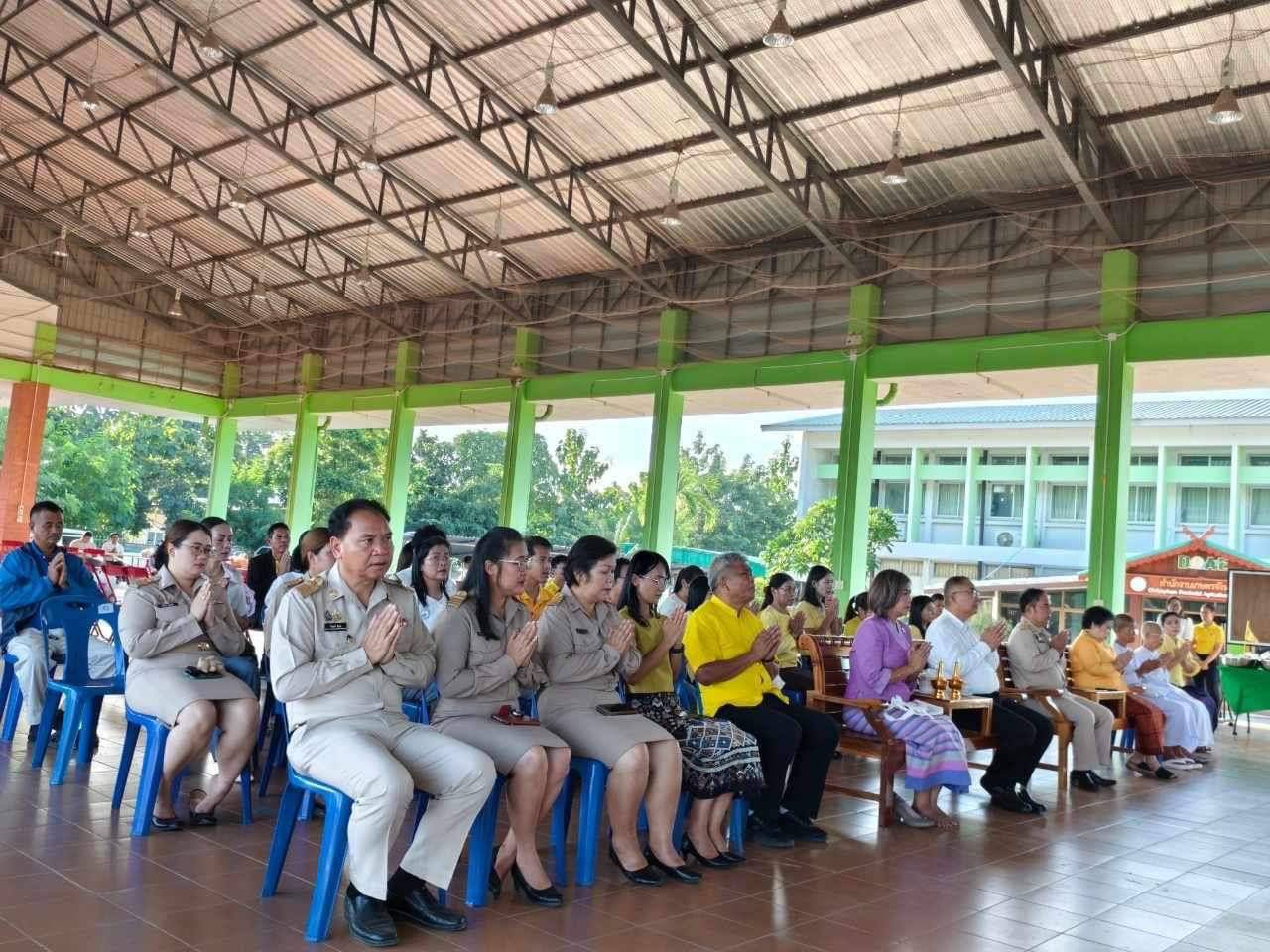 พช.ชัยภูมิ ร่วมทำบุญตักบาตรข้าวสารอาหารแห้ง ในงาน “ตลาดเกษตรกรพบผู้บริโภค” ครั้งที่ 1/2568