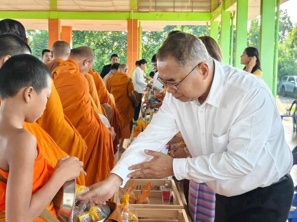 พช.ชัยภูมิ ร่วมทำบุญตักบาตรข้าวสารอาหารแห้ง ในงาน “ตลาดเกษตรกรพบผู้บริโภค” ครั้งที่ 1/2568