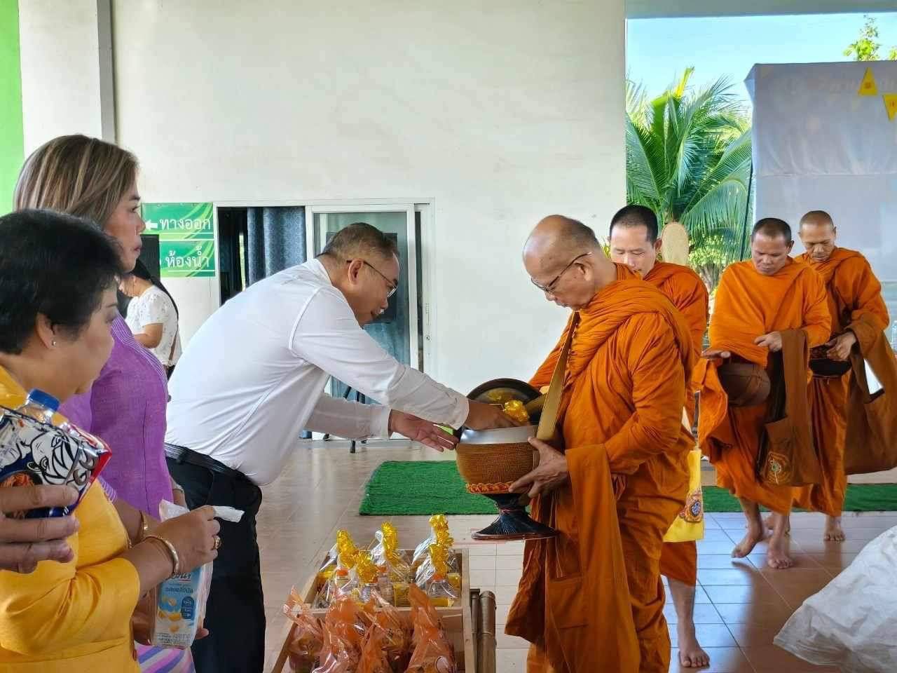 พช.ชัยภูมิ ร่วมทำบุญตักบาตรข้าวสารอาหารแห้ง ในงาน “ตลาดเกษตรกรพบผู้บริโภค” ครั้งที่ 1/2568