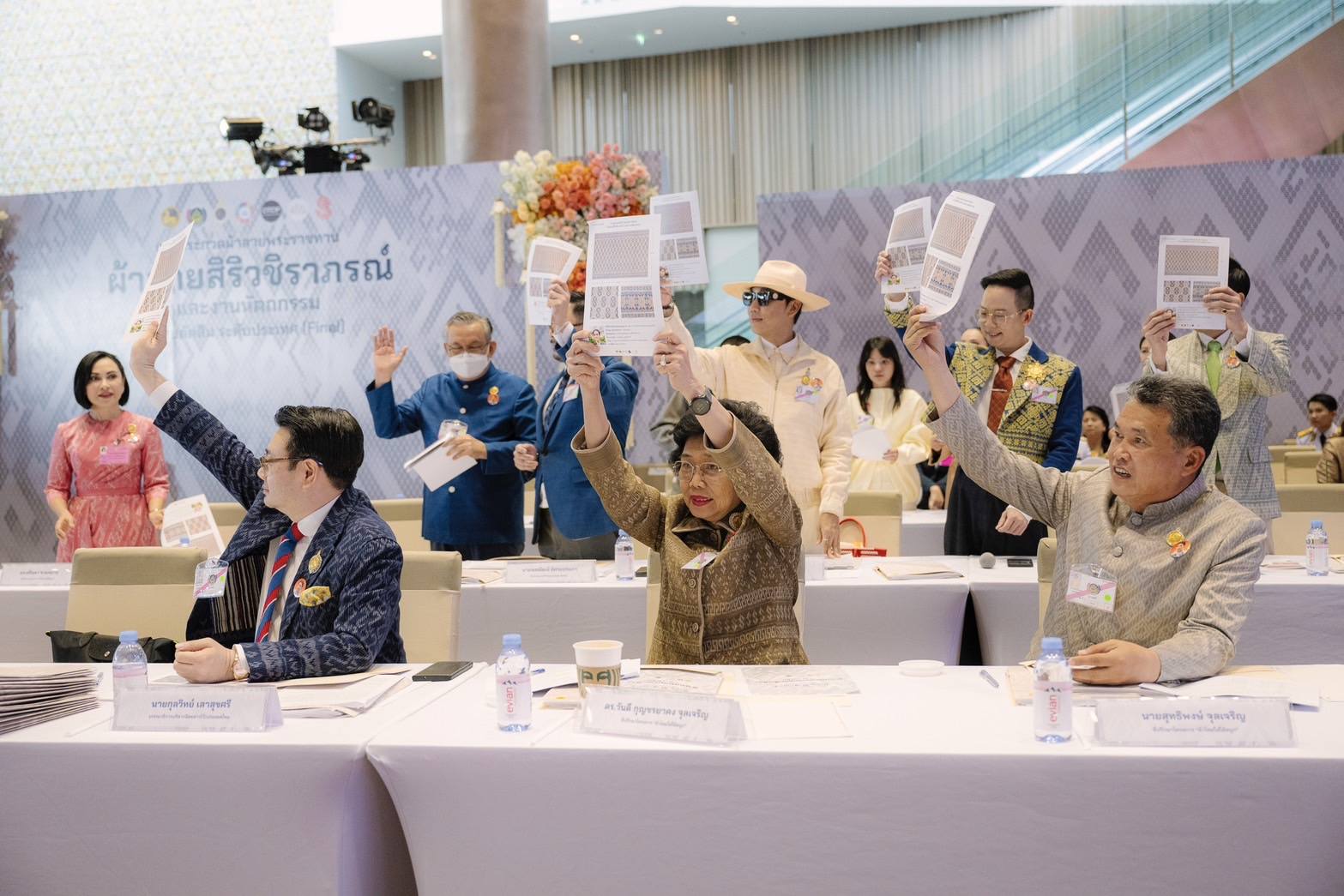 ชัยภูมิ ยืนหนึ่ง “ผ้าหมี่ข้อ/หมี่คั่น” คว้าเหรียญทองในการประกวดผ้าลายพระราชทาน “ผ้าลายสิริวชิราภรณ์” และงานหัตถกรรม