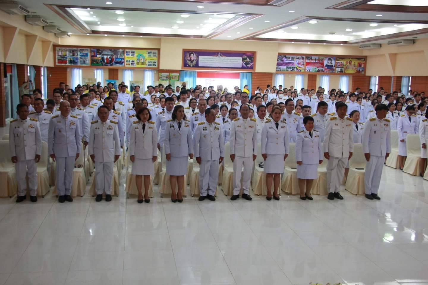 พช.ชัยภูมิ ร่วมวางพานพุ่มดอกไม้สด  เนื่องในวันพระบิดาแห่งฝนหลวง