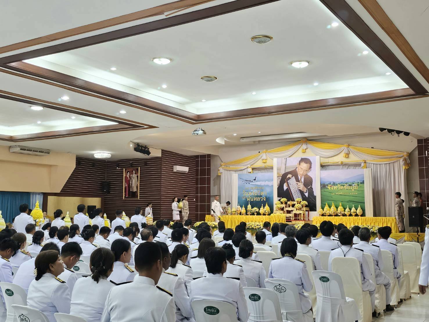 พช.ชัยภูมิ ร่วมวางพานพุ่มดอกไม้สด  เนื่องในวันพระบิดาแห่งฝนหลวง