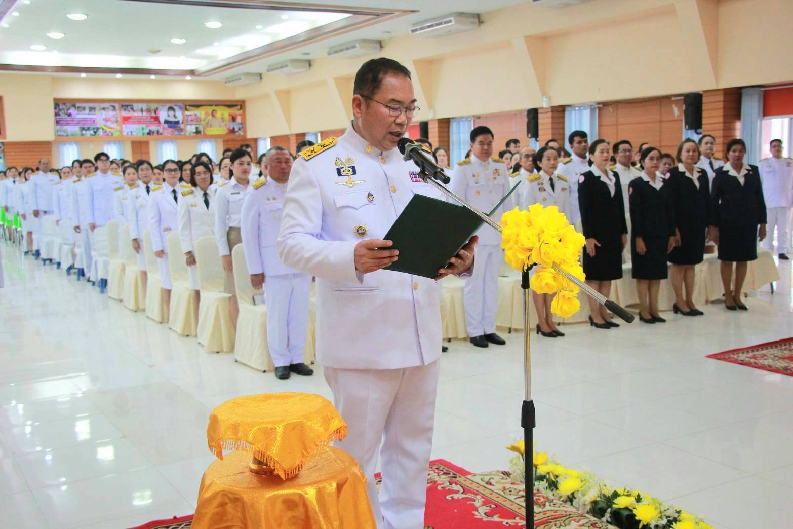 พช.ชัยภูมิ ร่วมวางพานพุ่มดอกไม้สด  เนื่องในวันพระบิดาแห่งฝนหลวง