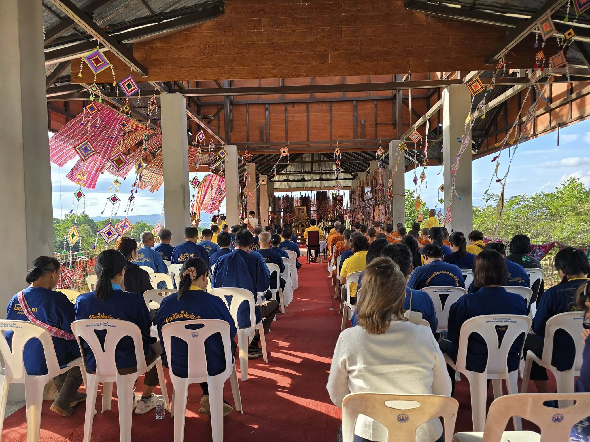 พช.ชัยภูมิ นำเครือข่ายโคกหนองนาพัฒนาชุมชนจังหวัดชัยภูมิ รับมอบสิ่งของพระราชทาน และกิจกรรมเกี่ยวข้าวนาหลวง และปล่อยพันธ์ุปลาโครงการพัฒนาพื้นที่ต้นแบบเพื่อพัฒนาคุณภาพชีวิตแบบอารยเกษตรตามแนวพระราชดําริ บริเวณวัดพระธาตุชัยภูมิ ตำบลเก่าย่าดี อำเภอแก้งคร้อ จังหวัดชัยภูมิ