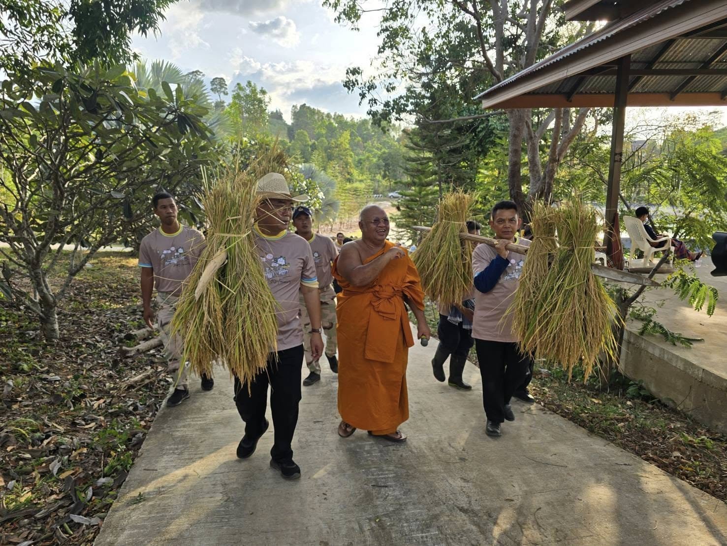 พช.ชัยภูมิ นำเครือข่ายโคกหนองนาพัฒนาชุมชนจังหวัดชัยภูมิ รับมอบสิ่งของพระราชทาน และกิจกรรมเกี่ยวข้าวนาหลวง และปล่อยพันธ์ุปลาโครงการพัฒนาพื้นที่ต้นแบบเพื่อพัฒนาคุณภาพชีวิตแบบอารยเกษตรตามแนวพระราชดําริ บริเวณวัดพระธาตุชัยภูมิ ตำบลเก่าย่าดี อำเภอแก้งคร้อ จังหวัดชัยภูมิ