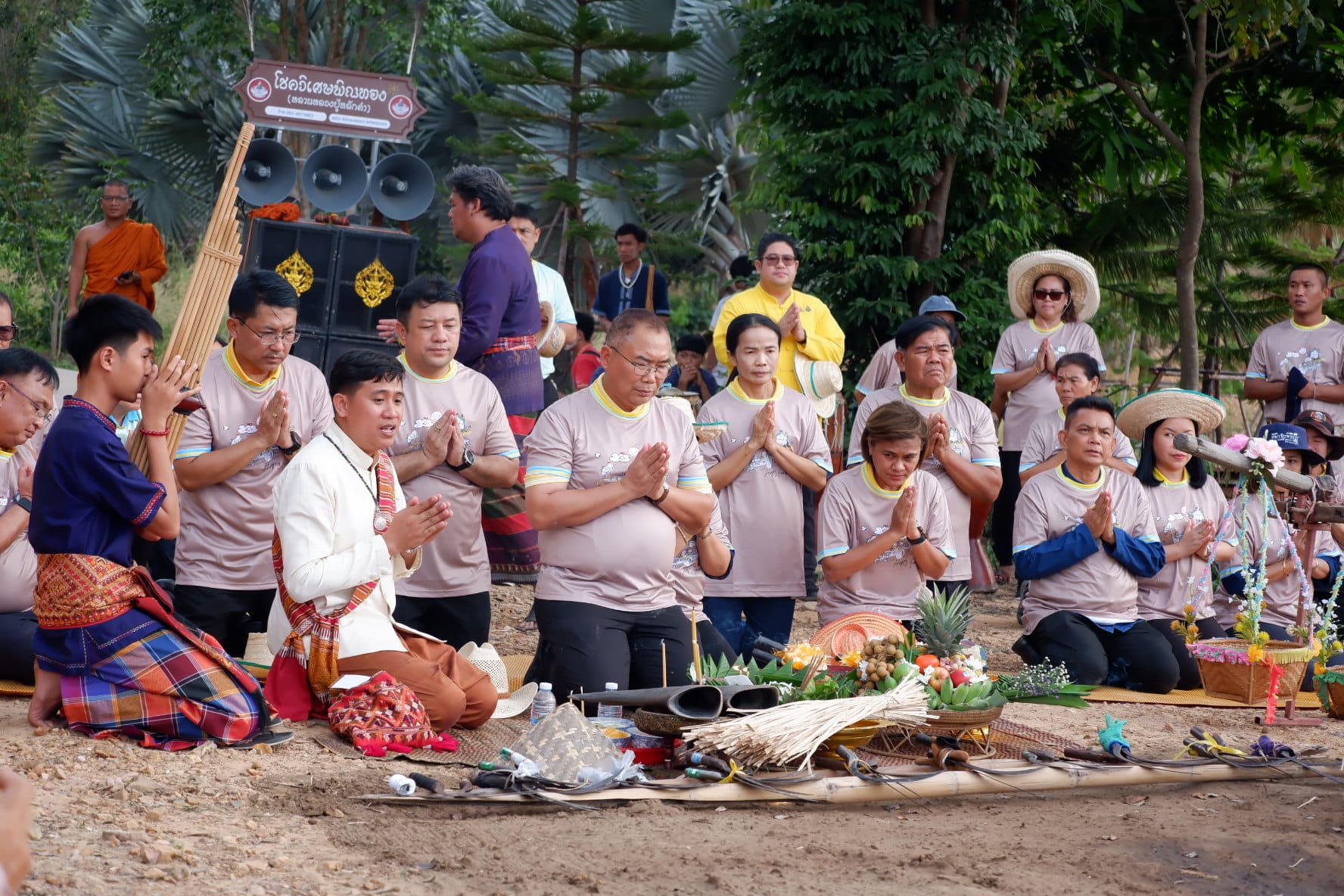 พช.ชัยภูมิ นำเครือข่ายโคกหนองนาพัฒนาชุมชนจังหวัดชัยภูมิ รับมอบสิ่งของพระราชทาน และกิจกรรมเกี่ยวข้าวนาหลวง และปล่อยพันธ์ุปลาโครงการพัฒนาพื้นที่ต้นแบบเพื่อพัฒนาคุณภาพชีวิตแบบอารยเกษตรตามแนวพระราชดําริ บริเวณวัดพระธาตุชัยภูมิ ตำบลเก่าย่าดี อำเภอแก้งคร้อ จังหวัดชัยภูมิ