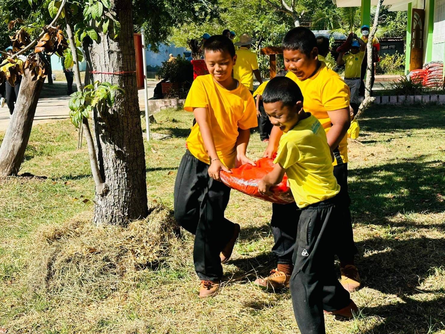 พช.ชัยภูมิ   ร่วมกิจกรรมจิตอาสาพัฒนาร่วมแรงร่วมใจปรับปรุงพัฒนา โรงเรียนบ้านโพนทอง