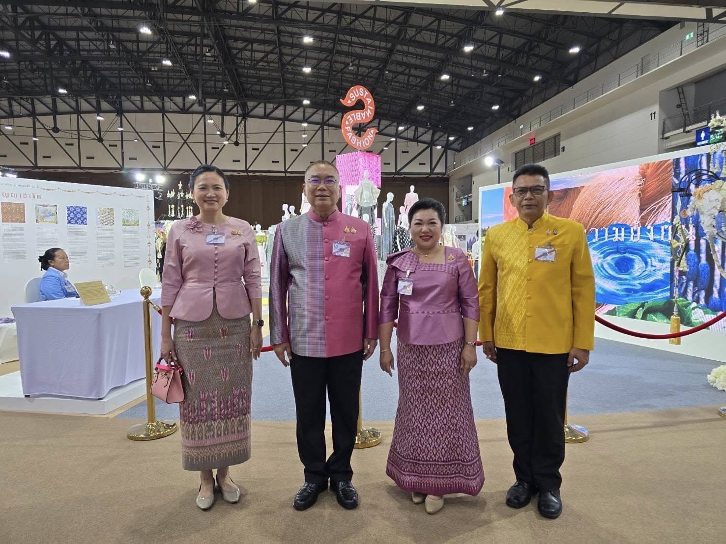 พ่อเมืองชัยภูมิ สุดภูมิใจ ร่วมยินดีผู้ประกอบการไหมจังหวัดชัยภูมิ รับพระราชทานเหรียญรางวัลการประกวดผ้าลายพระราชทาน “ผ้าลายสิริวชิราภรณ์”