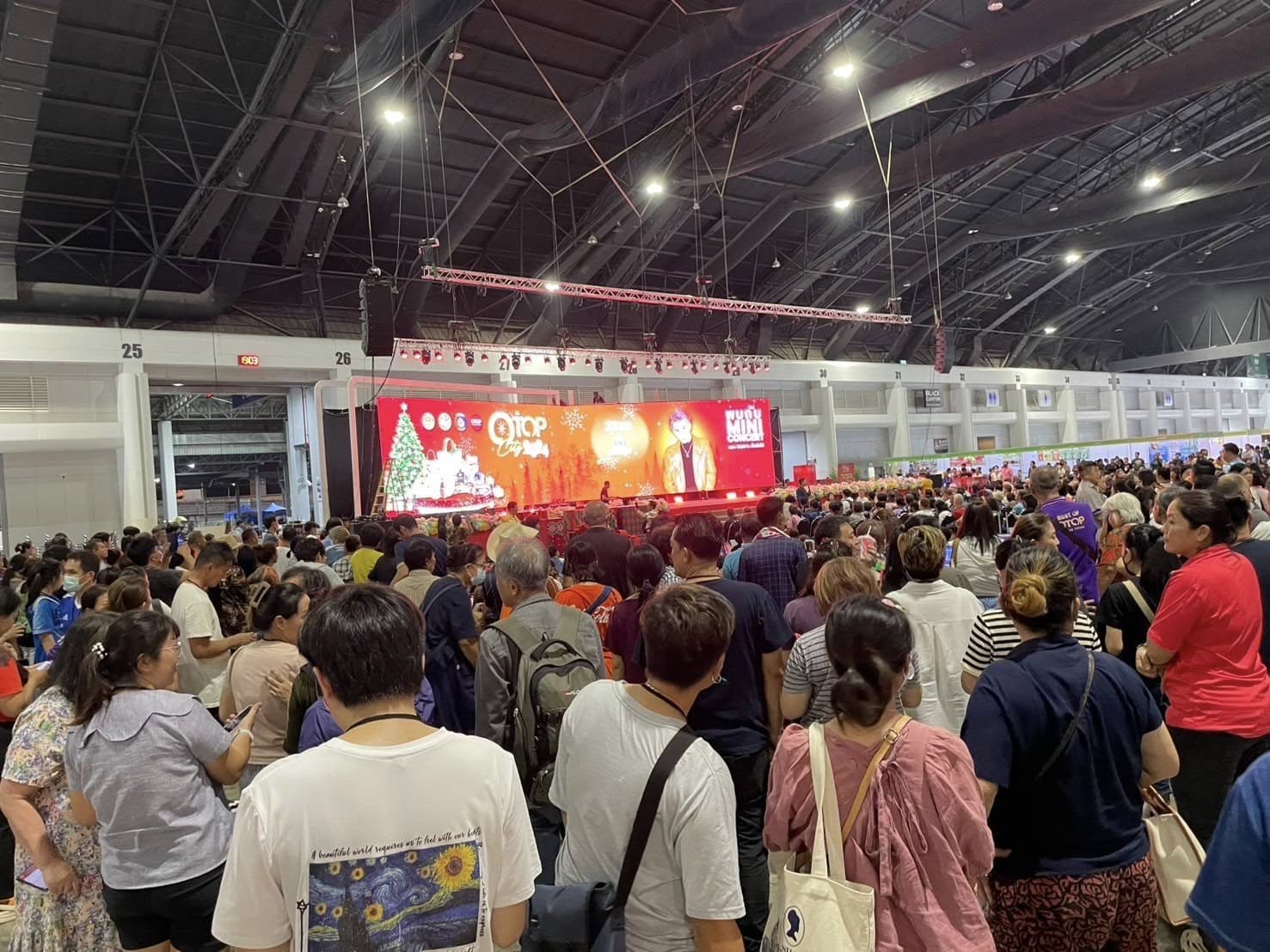 ผู้ผลิตผู้ประกอบการ OTOP ชัยภูมิ พร้อมใจนำสินค้าชุมชนร่วมจำหน่ายในงาน “OTOP City 2024 Happy Market มอบความสุข ด้วยของขวัญล้ำค่า จากภูมิปัญญาไทย”