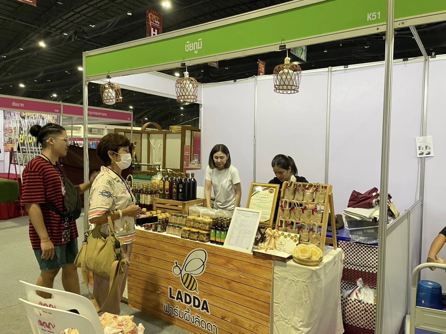 ผู้ผลิตผู้ประกอบการ OTOP ชัยภูมิ พร้อมใจนำสินค้าชุมชนร่วมจำหน่ายในงาน “OTOP City 2024 Happy Market มอบความสุข ด้วยของขวัญล้ำค่า จากภูมิปัญญาไทย”