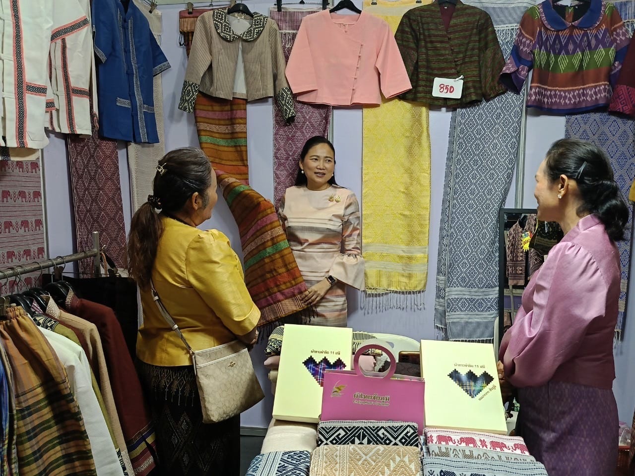 พช.ชัยภูมิ ร่วมเปิดงาน OTOP CITY 2024 “Happy Market” โชว์ศักยภาพภูมิปัญญาไทยสุดยิ่งใหญ่