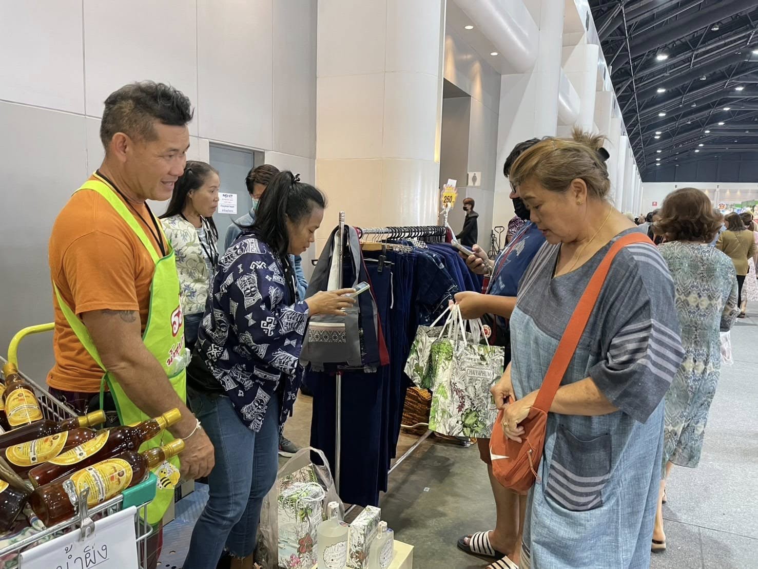 OTOP Chaiyaphum เติมสินค้าพร้อมจำหน่ายงาน OTOP City 2024 “Happy Market มอบความสุข ด้วยของขวัญล้ำค่า จากภูมิปัญญาไทย” สุดสัปดาห์สุดท้าย