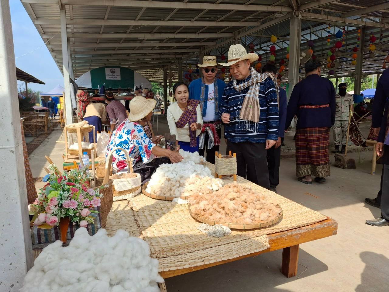 พช.ชัยภูมิ ร่วมประเพณีอีสาน นอนลาน ตีข้าว วิถีชาวโนนทอง อำเภอเกษตรสมบูรณ์ จังหวัดชัยภูมิ