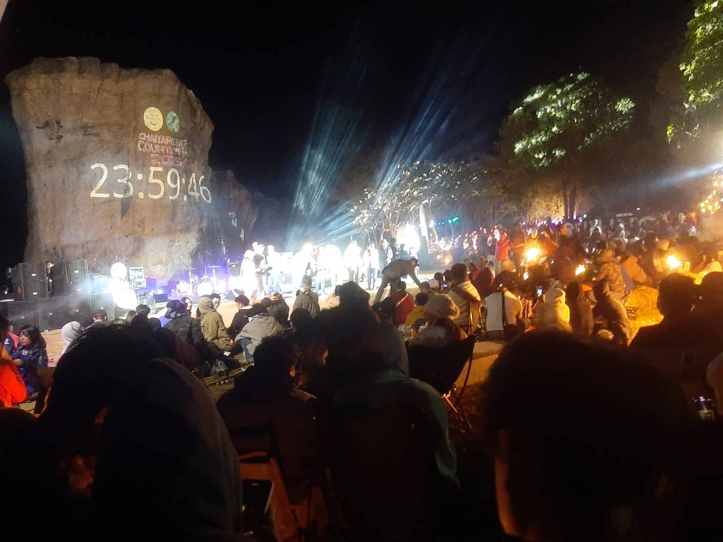 พช.ชัยภูมิ ร่วมกิจกรรม “Chaiyaphum’s Countdown 2025” มหัศจรรย์มอหินขาว โต้ลมหนาวที่ชัยภูมิ และสนับสนุนการกิจกรรมจำหน่ายสินค้าชุมชน