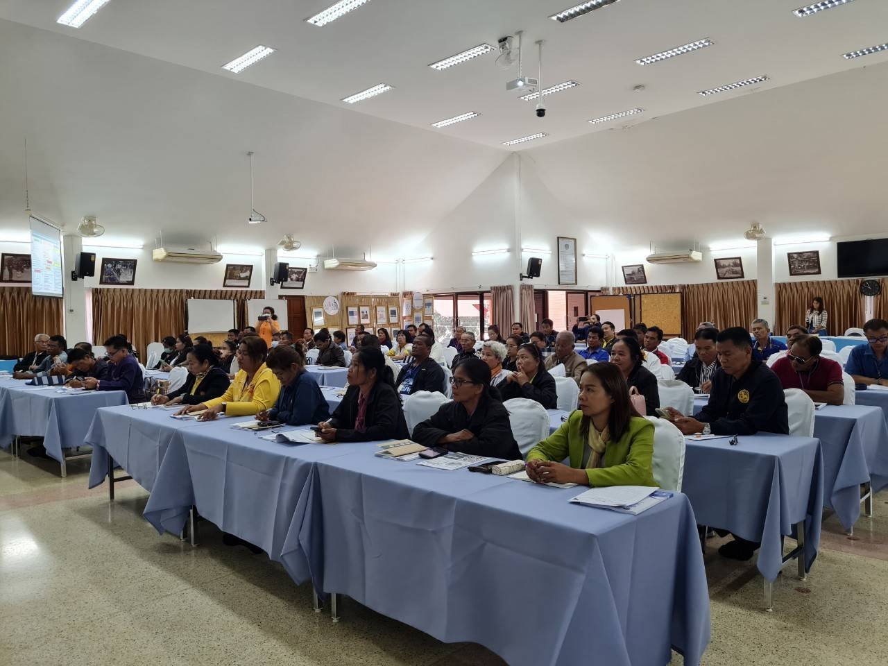 พช.ชัยภูมิ นำคณะกรรมการศูนย์จัดการกองทุนชุมชน จังหวัดชัยภูมิ ร่วมโครงการแก้ไขปัญหาหนี้สินครัวเรือนของประชาชนโดยทุนชุมชน กิจกรรมการประชุมเชิงปฏิบัติการพัฒนาศักยภาพกลไกผู้ขับเคลื่อนงานศูนย์จัดการกองทุนชุมชน (ส่วนภูมิภาค)