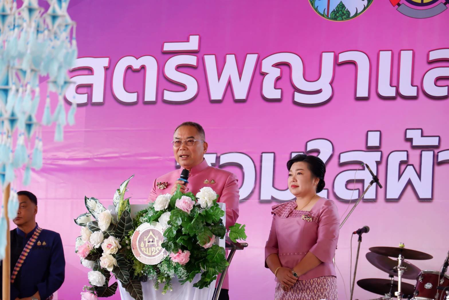 จังหวัดชัยภูมิ ร่วมพลังสตรีเดินแบบผ้าไทย ภายใต้ “สตรีพญาแลร่วมใจ สวมใส่ผ้าไทยให้สนุก”ในงานเจ้าพ่อพญาแล ประจำปี 2568