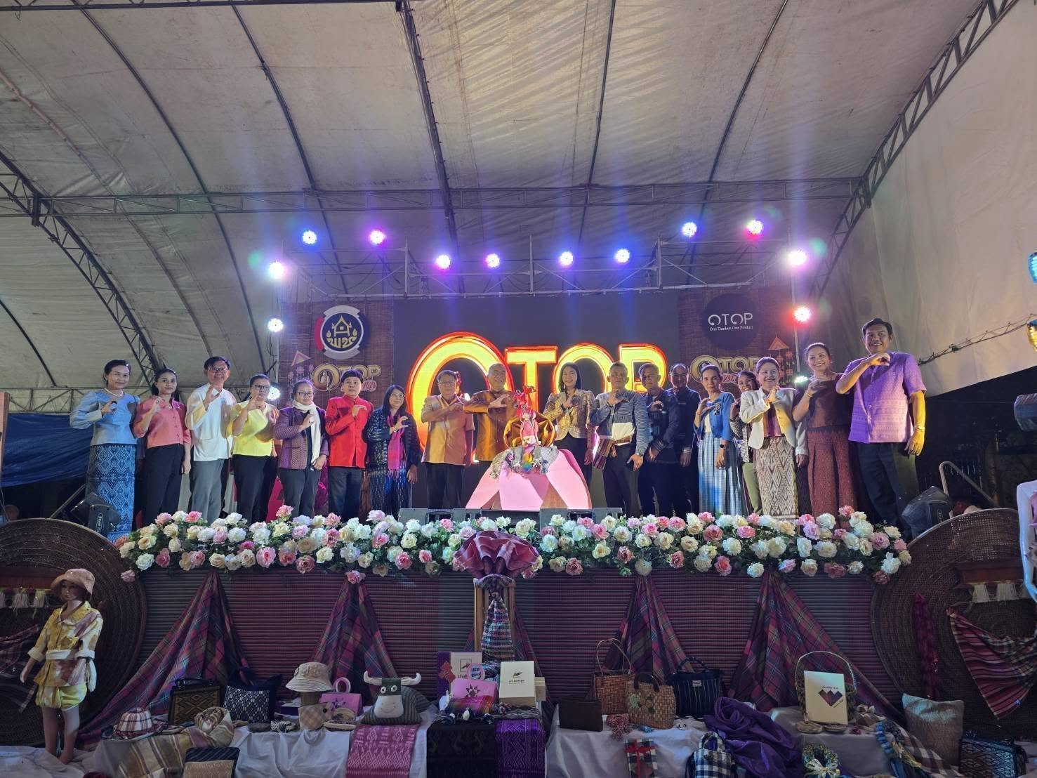 เปิดแล้วงานเจ้าพ่อพญาแลและงานกาชาดจังหวัดชัยภูมิ โซนจัดแสดงและจำหน่ายสินค้า OTOP พญาแล และกิจกรรม Craft Market ให้บริการกว่า 100 ร้านค้า 12-20 มกราคม 2568