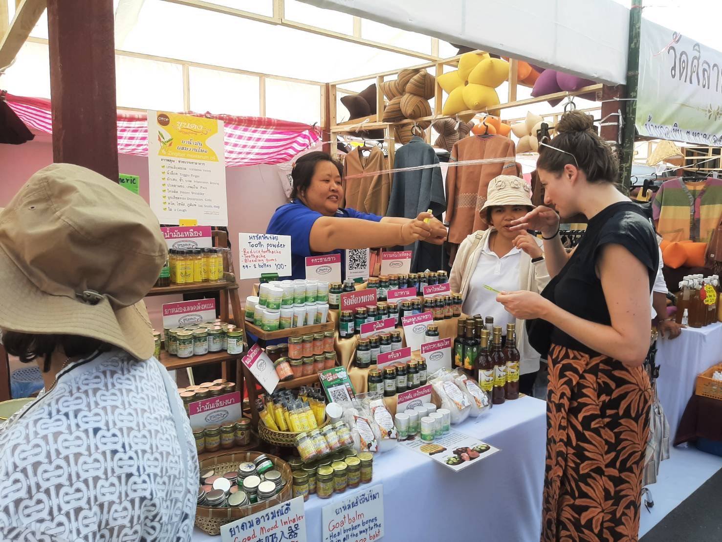 จังหวัดชัยภูมิ นำสินค้าผลิตภัณฑ์ชุมชน ร่วมจำหน่ายในงานเฉลิมพระเกียรติพระบาทสมเด็จพระเจ้าอยู่หัว เนื่องในโอกาสพระราชพิธีสมมงคล ณ วัดพระเชตุพนวิมลมังคาราม เขตพระนคร กรุงเทพมหานคร