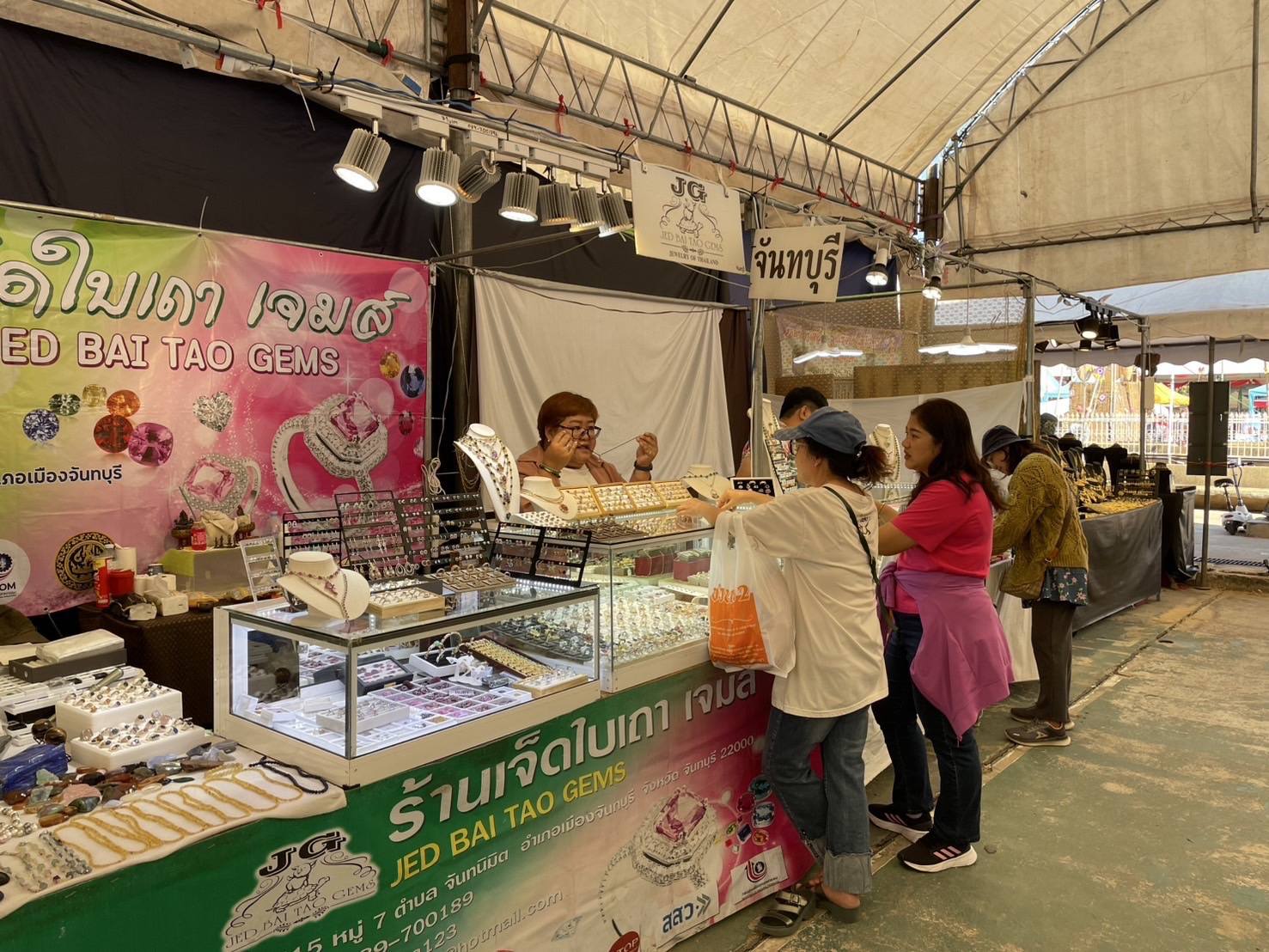 OTOP พญาแล รวมพลสินค้าผลิตภัณฑ์ชุมชนทั่วประเทศ จำหน่ายสร้างรายได้กระตุ้นเศรษฐกิจฐานราก