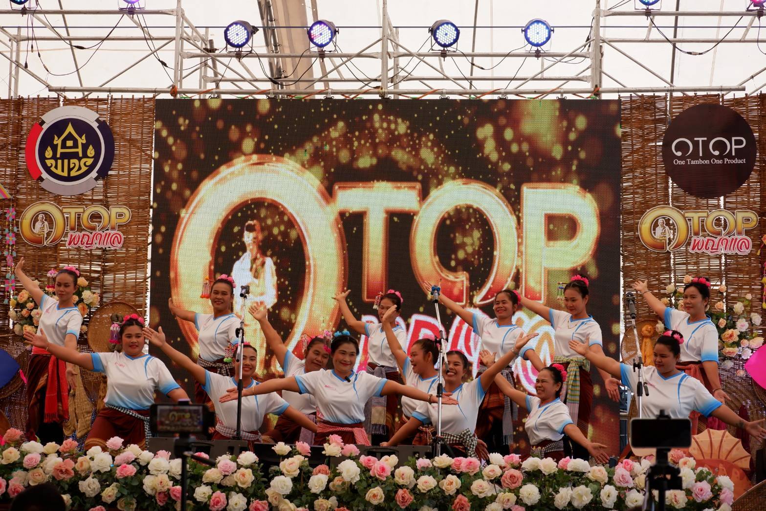 วันที่ 2 ของการรวมพลังสตรีชัยภูมิ ร่วมกันร้องเพลง”ภูมิใจสตรีชัยภูมิ” กึกก้องในงานเจ้าพ่อพญาแล ประจำปี 2568 โซนการแสดงและจำหน่ายผลิตภัณฑ์ OTOP