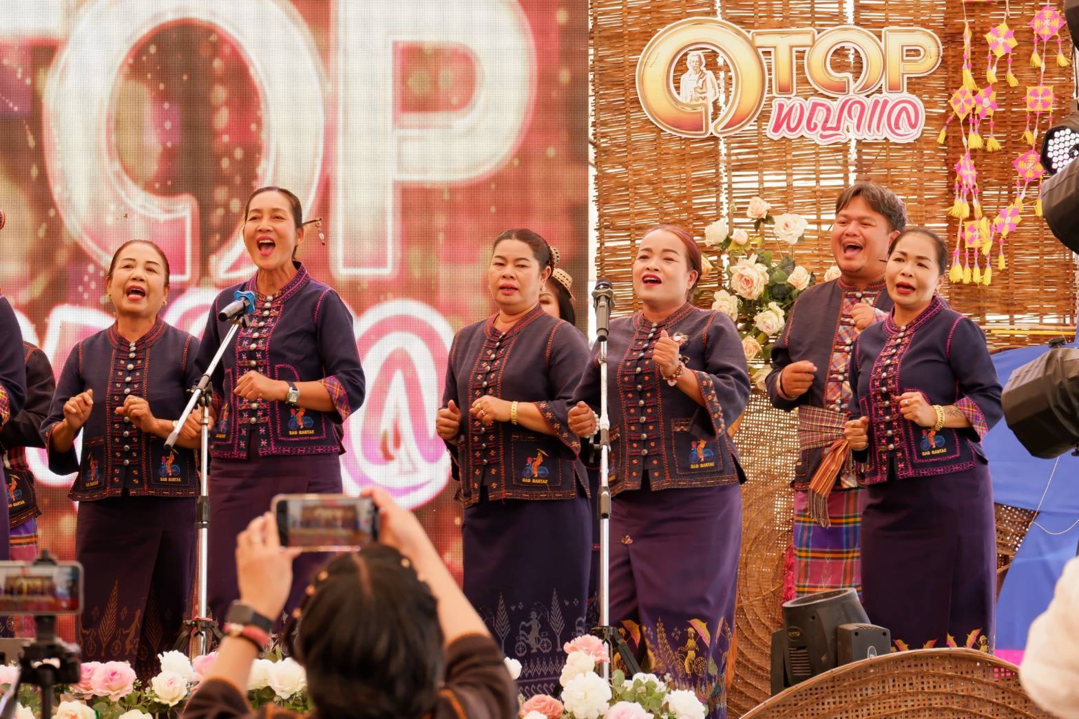 วันที่ 2 ของการรวมพลังสตรีชัยภูมิ ร่วมกันร้องเพลง”ภูมิใจสตรีชัยภูมิ” กึกก้องในงานเจ้าพ่อพญาแล ประจำปี 2568 โซนการแสดงและจำหน่ายผลิตภัณฑ์ OTOP