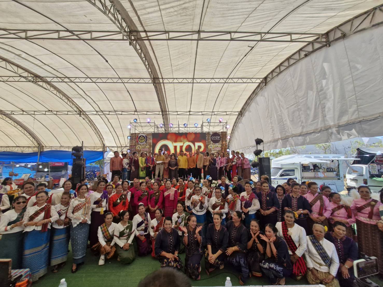 วันที่ 2 ของการรวมพลังสตรีชัยภูมิ ร่วมกันร้องเพลง”ภูมิใจสตรีชัยภูมิ” กึกก้องในงานเจ้าพ่อพญาแล ประจำปี 2568 โซนการแสดงและจำหน่ายผลิตภัณฑ์ OTOP