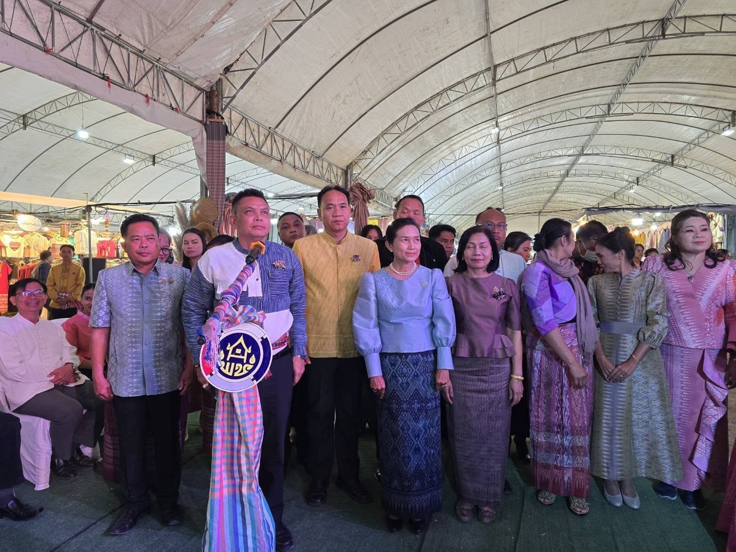 เปิดแล้วงานเจ้าพ่อพญาแลและงานกาชาดจังหวัดชัยภูมิ โซนจัดแสดงและจำหน่ายสินค้า OTOP พญาแล และกิจกรรม Craft Market ให้บริการกว่า 100 ร้านค้า 12-20 มกราคม 2568