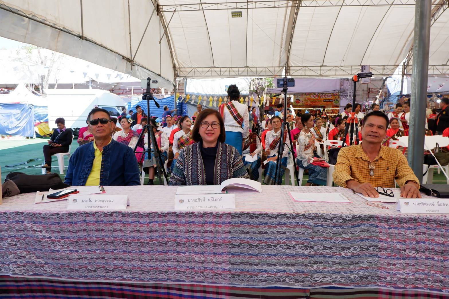 วันที่ 2 ของการรวมพลังสตรีชัยภูมิ ร่วมกันร้องเพลง”ภูมิใจสตรีชัยภูมิ” กึกก้องในงานเจ้าพ่อพญาแล ประจำปี 2568 โซนการแสดงและจำหน่ายผลิตภัณฑ์ OTOP