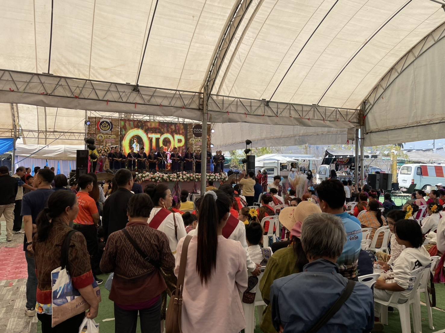 วันที่ 2 ของการรวมพลังสตรีชัยภูมิ ร่วมกันร้องเพลง”ภูมิใจสตรีชัยภูมิ” กึกก้องในงานเจ้าพ่อพญาแล ประจำปี 2568 โซนการแสดงและจำหน่ายผลิตภัณฑ์ OTOP