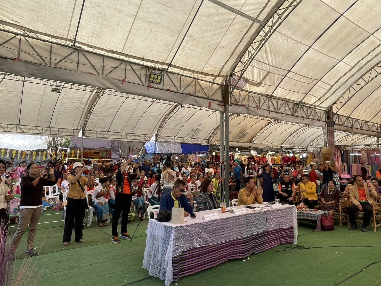 วันที่ 2 ของการรวมพลังสตรีชัยภูมิ ร่วมกันร้องเพลง”ภูมิใจสตรีชัยภูมิ” กึกก้องในงานเจ้าพ่อพญาแล ประจำปี 2568 โซนการแสดงและจำหน่ายผลิตภัณฑ์ OTOP