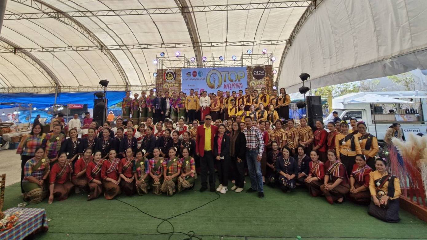 เสียงกระหึ่ม!!ของพลังสตรีชัยภูมิร่วมกันร้องเพลง”ภูมิใจสตรีชัยภูมิ” กึกก้องในงานเจ้าพ่อพญาแล ประจำปี 2568 “รอบชิงชนะเลิศ” โซนแสดงและจำหน่ายผลิตภัณฑ์ OTOP