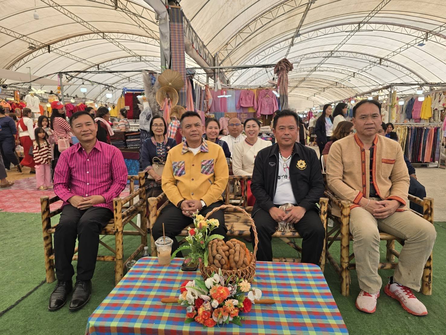 เสียงกระหึ่ม!!ของพลังสตรีชัยภูมิร่วมกันร้องเพลง”ภูมิใจสตรีชัยภูมิ” กึกก้องในงานเจ้าพ่อพญาแล ประจำปี 2568 “รอบชิงชนะเลิศ” โซนแสดงและจำหน่ายผลิตภัณฑ์ OTOP