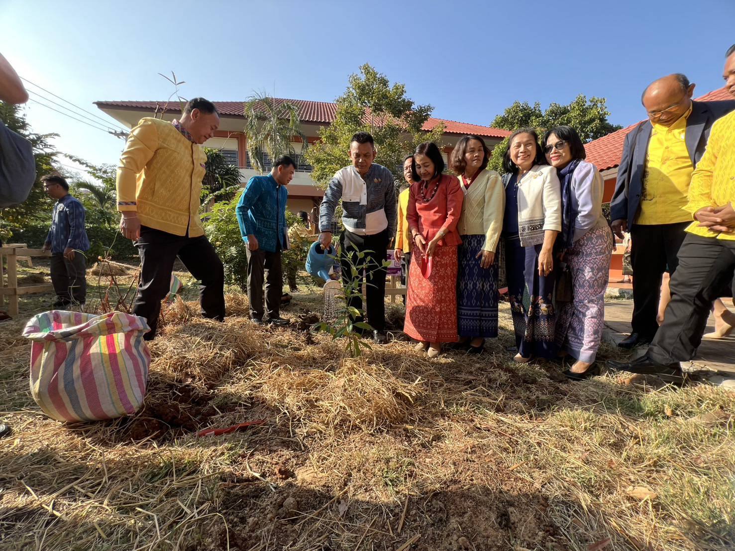 พช.ชัยภูมิ ร่วมโครงการสนับสนุนการขับเคลื่อนนโยบายสู่การปฏิบัติ ประจำปี 2568 และร่วมกิจกรรม”มหานครชัยบุรินทร์ทอดผ้าป่าไม้พื้นถิ่น”