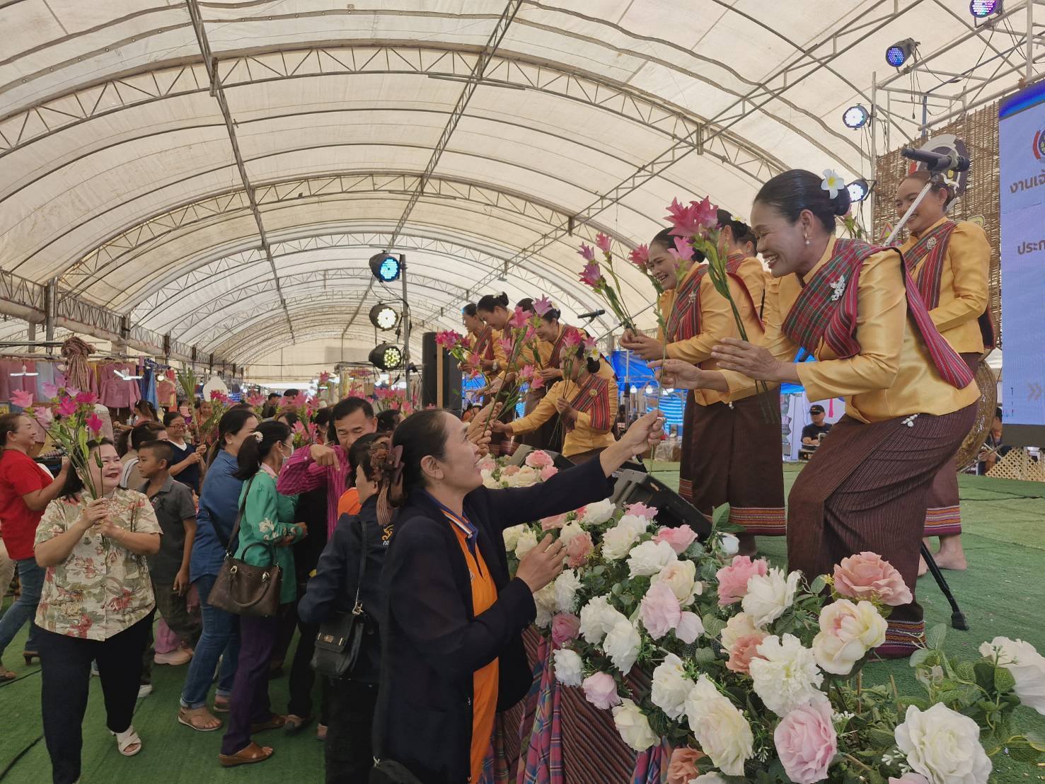 เสียงกระหึ่ม!!ของพลังสตรีชัยภูมิร่วมกันร้องเพลง”ภูมิใจสตรีชัยภูมิ” กึกก้องในงานเจ้าพ่อพญาแล ประจำปี 2568 “รอบชิงชนะเลิศ” โซนแสดงและจำหน่ายผลิตภัณฑ์ OTOP