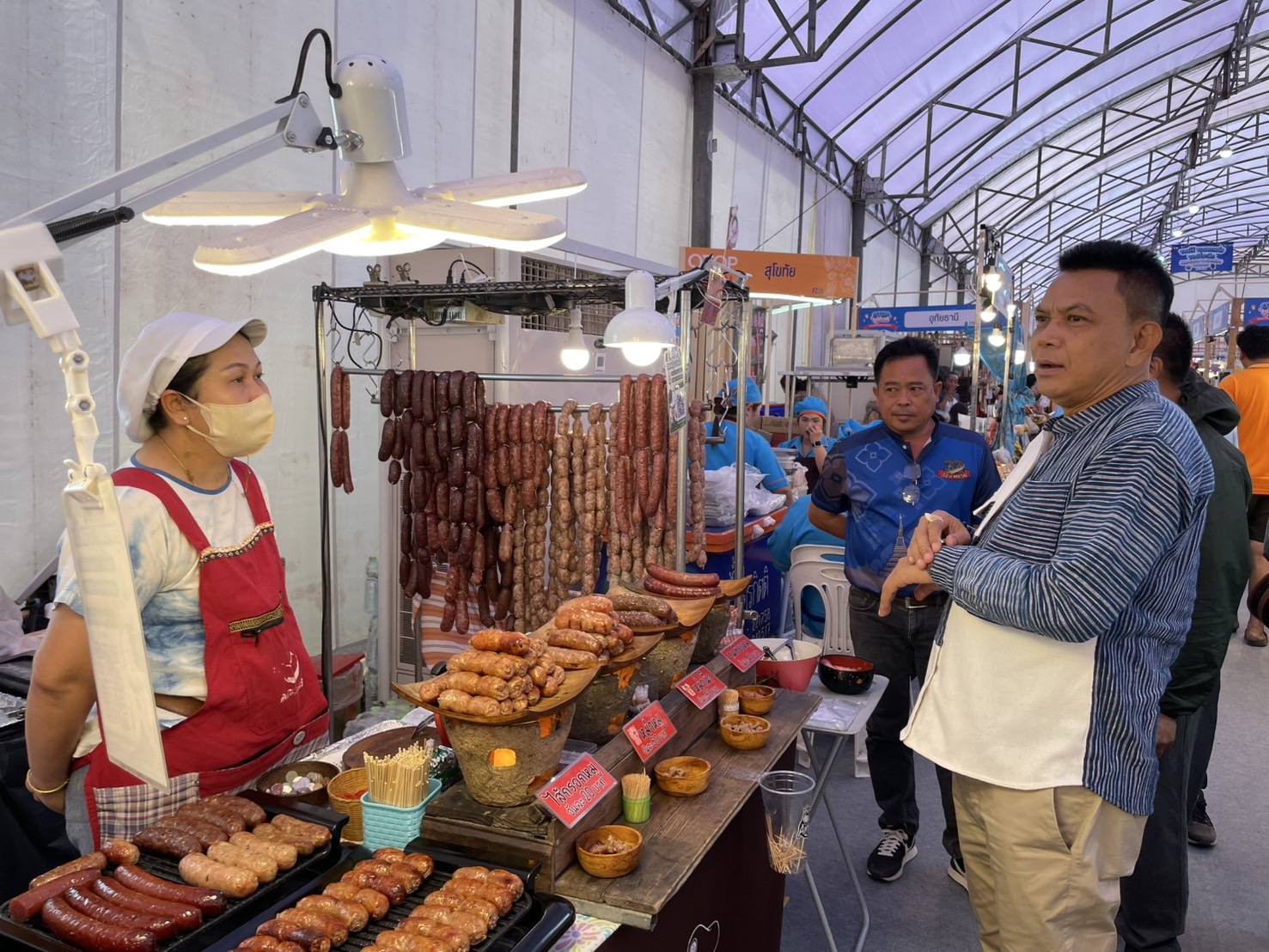 พจ.ชัยภูมิ ให้กำลังใจผู้ผลิต ผู้ประกอบการ OTOP ร่วมจำหน่ายสินค้าผลิตภัณฑ์ OTOP ในงาน OTOP ภูมิภาค ณ จังหวัดอุดรธานี