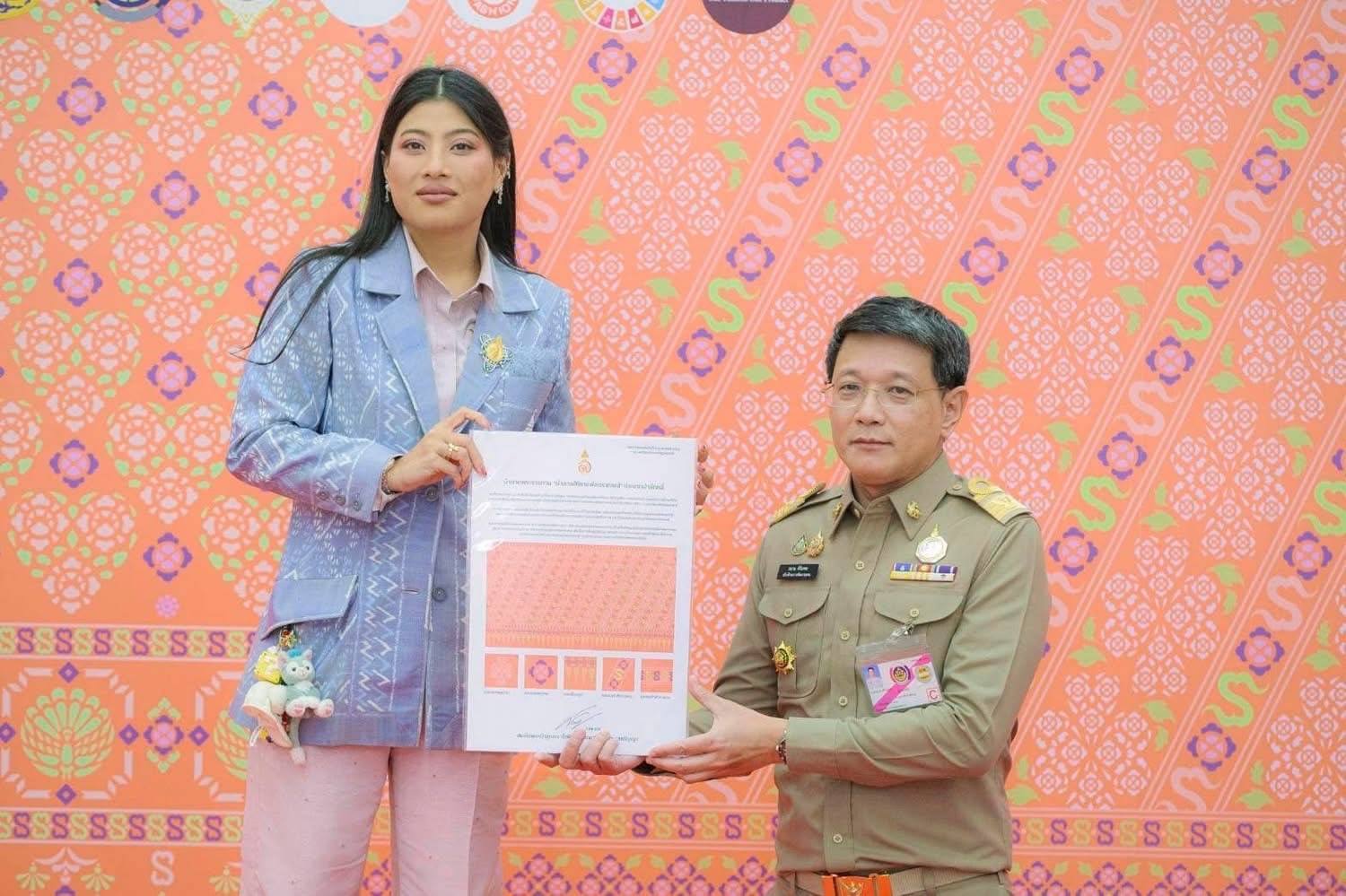 ผู้ว่าฯชัยภูมิ นำช่างทอผ้าร่วมเฝ้ารับเสด็จสมเด็จพระเจ้าลูกเธอ เจ้าฟ้าสิริวัณณวรี นารีรัตนราชกัญญา ในโอกาสเสด็จเป็นองค์ประธานโครงการจัดแสดงนิทรรศการและผลงานภูมิปัญญาผ้าไทยและงานหัตกรรมชุมชน ภาคตะวันออกเฉียงเหนือ