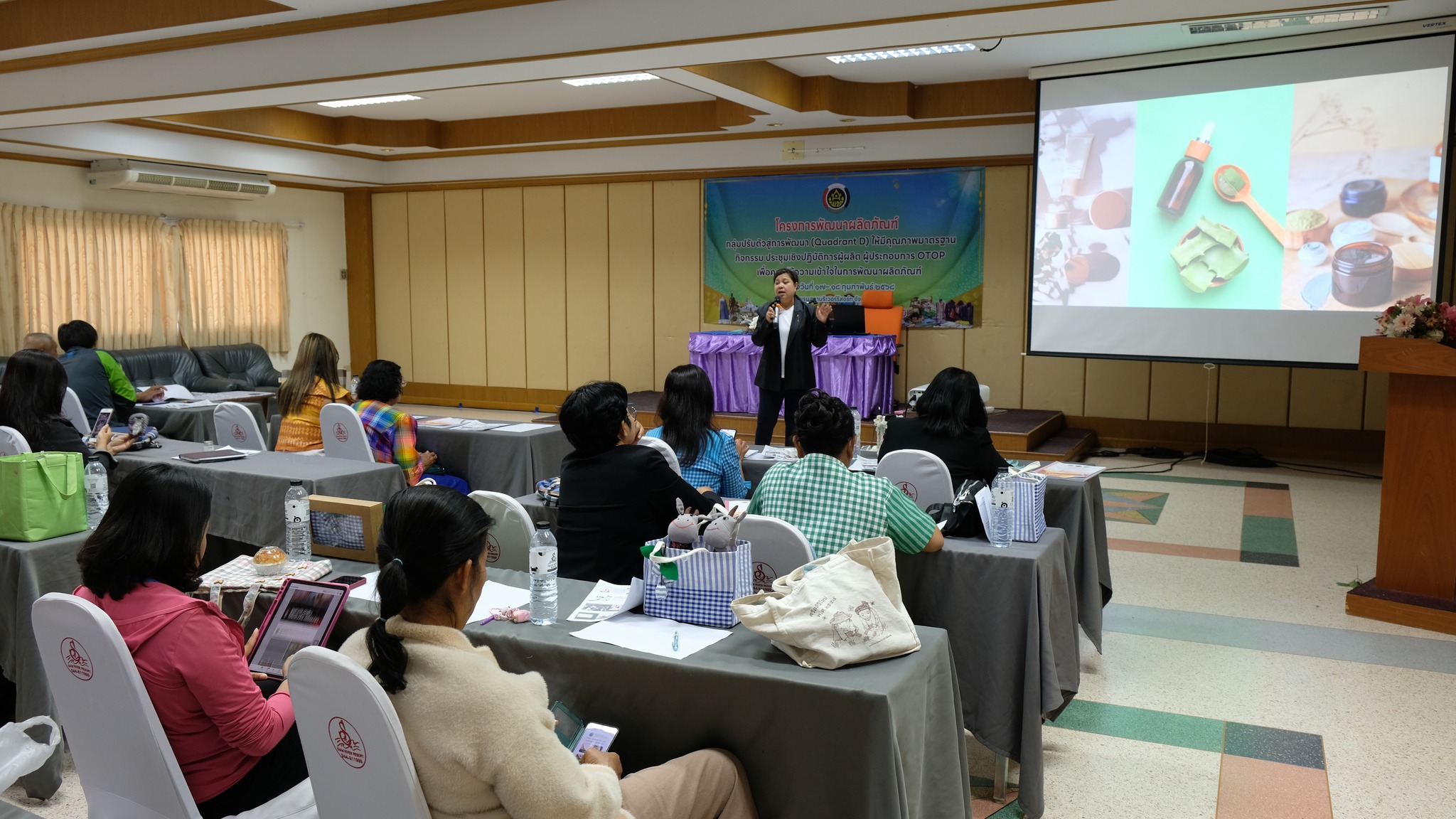พช.ชัยภูมิ ส่งเสริมการพัฒนาผลิตภัณฑ์กลุ่มปรับตัวสู่การพัฒนา (Quadrant D) ให้มีคุณภาพได้มาตรฐาน