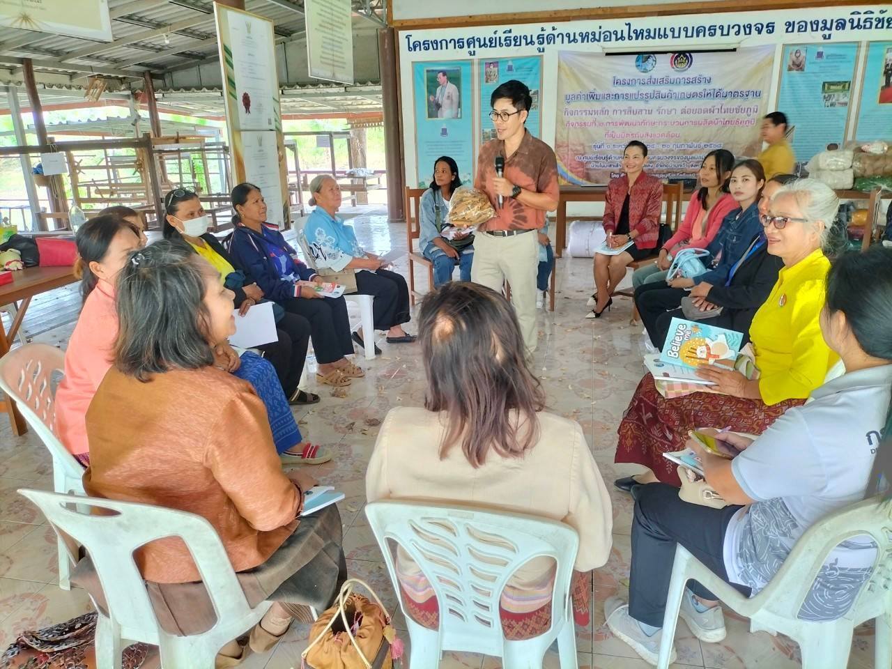 พช.ชัยภูมิ ส่งเสริมการสร้างมูลค่าเพิ่มและแปรรูปสินค้าเกษตร ยกระดับผ้าไทยสู่มาตรฐาน