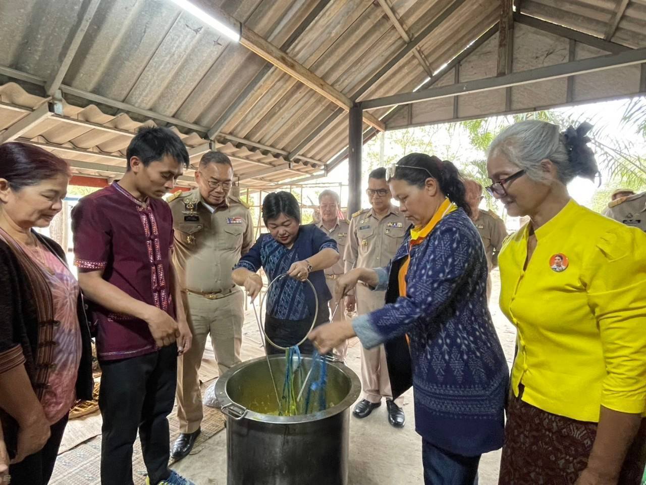 พช.ชัยภูมิ ส่งเสริมการสร้างมูลค่าเพิ่มและแปรรูปสินค้าเกษตร ยกระดับผ้าไทยสู่มาตรฐาน