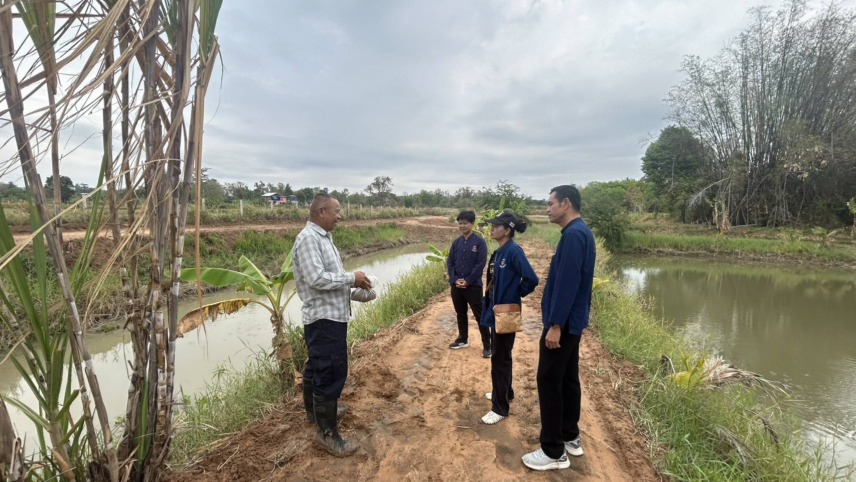 พช.ชัยภูมิ ติดตามการตรวจประเมินศักยภาพศูนย์เรียนรู้การพัฒนาคุณภาพชีวิตตามหลักทฤษฎีใหม่ประยุกต์สู่ “โคก หนอง นา”